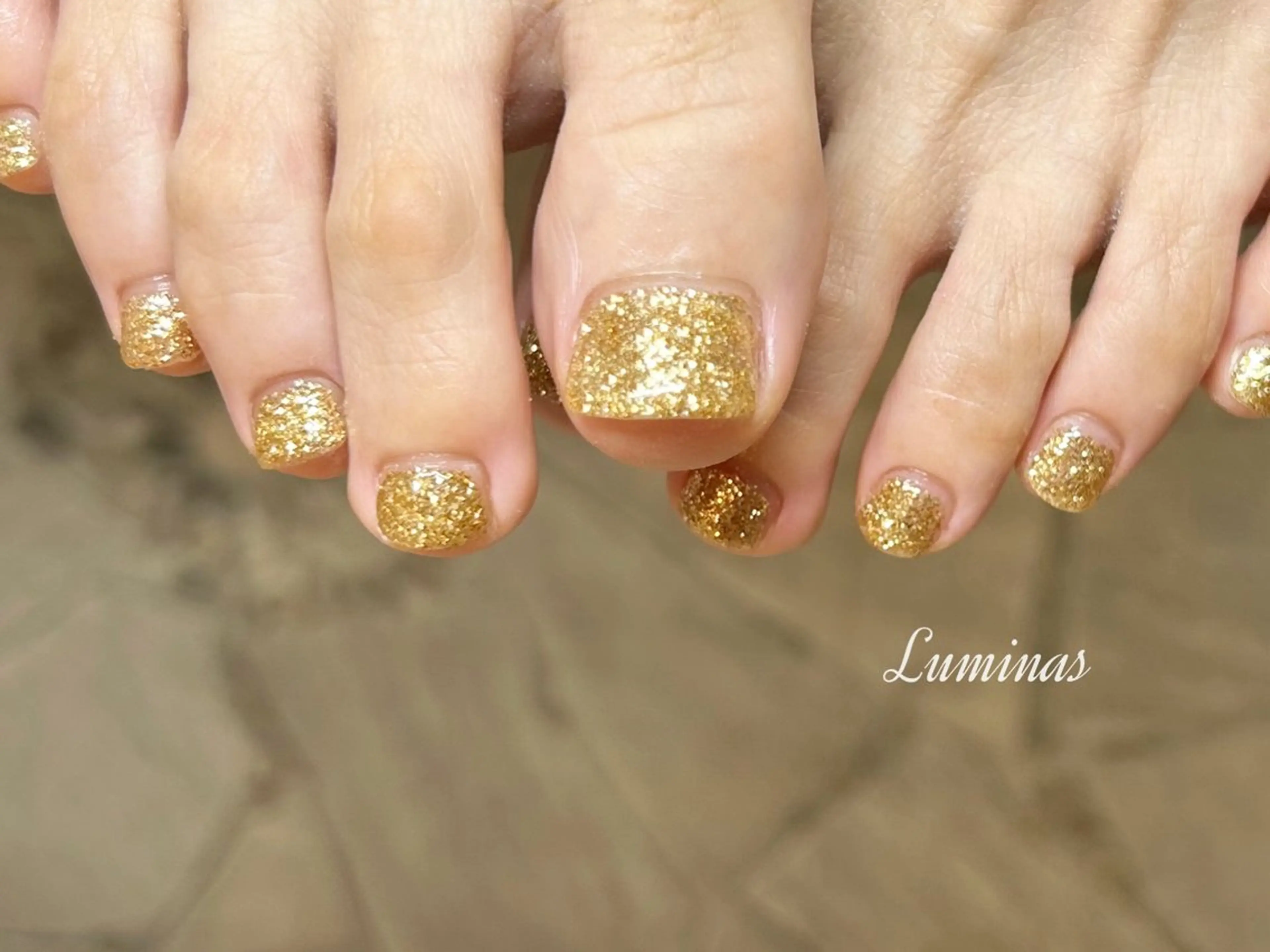 ネイル ゴールド キラキラネイル ラメ(グリッター) フットネイル ruffle Asukaのネイルデザイン
