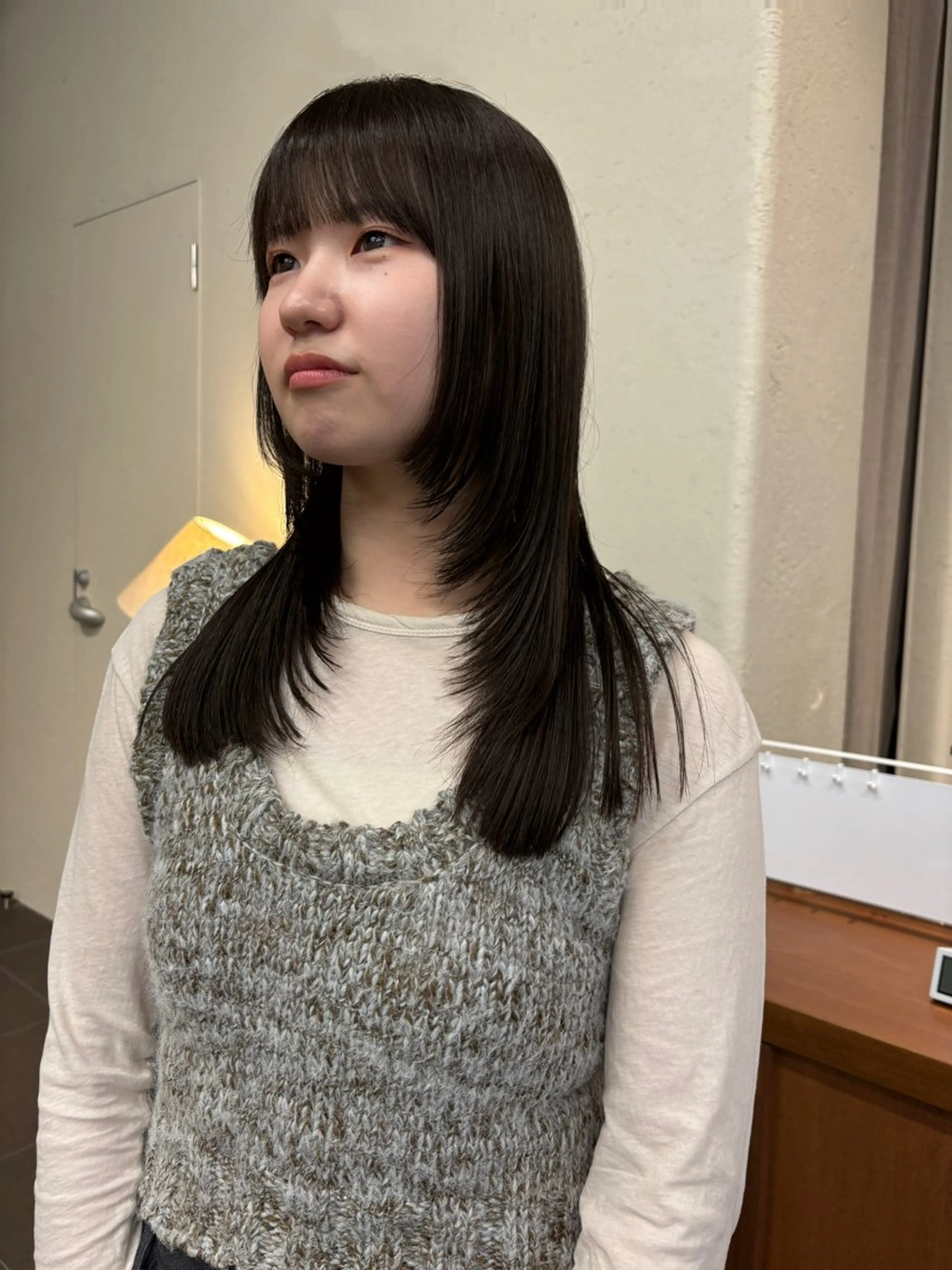 ミディアム カラー オリーブグレー レイヤーカット カット ヘアカラー 永田 愛莉のヘアスタイル