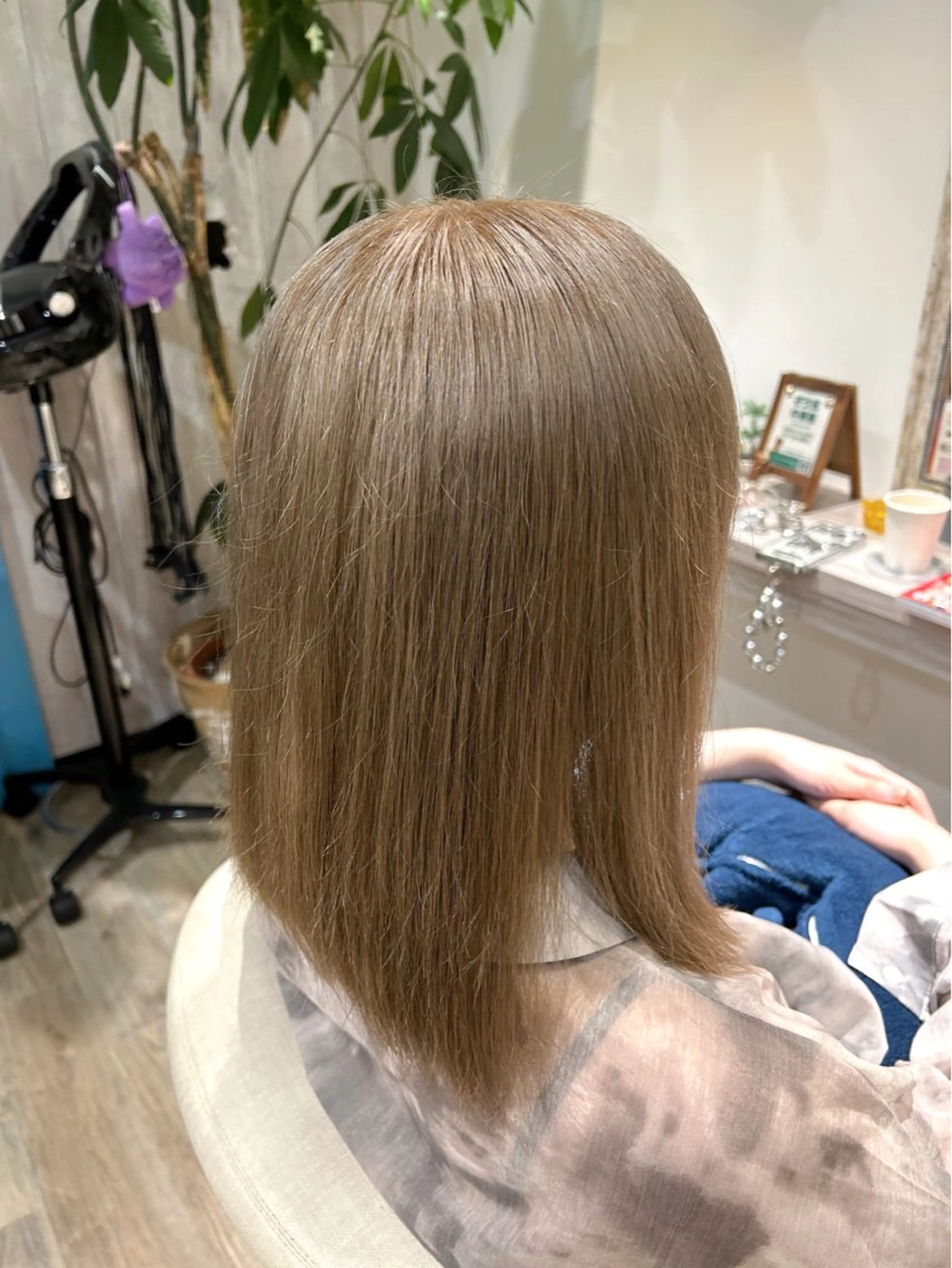 カラー ベージュカラー ブリーチ ミルクティーベージュ 水口 琴絵のヘアスタイル