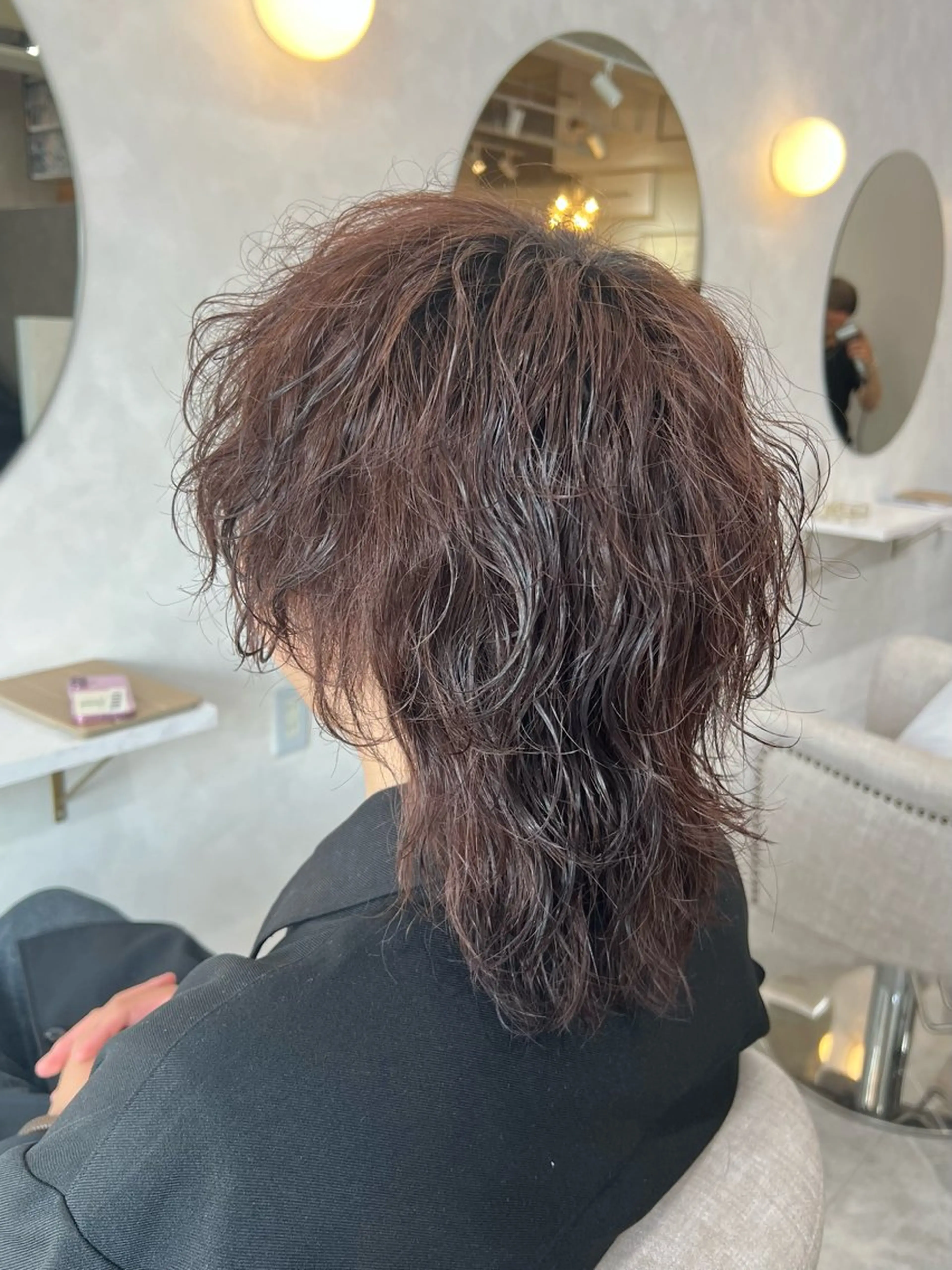 ミディアム カラー パーマ メンズ 波巻きパーマ メンズウルフカット ウルフカット Lalu yutoのヘアスタイル
