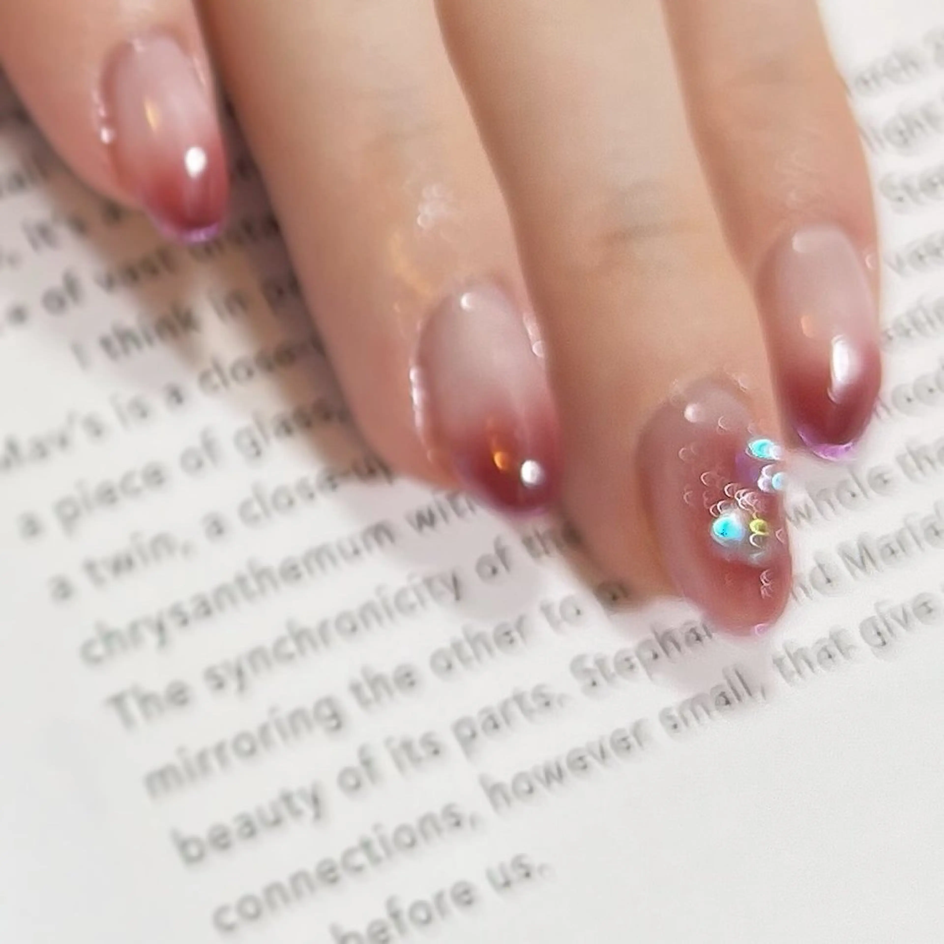 ネイル オーロラネイル ボルドー グラデーション キラキラネイル マグネットネイル ハンドネイル pointillé .ayaのネイルデザイン