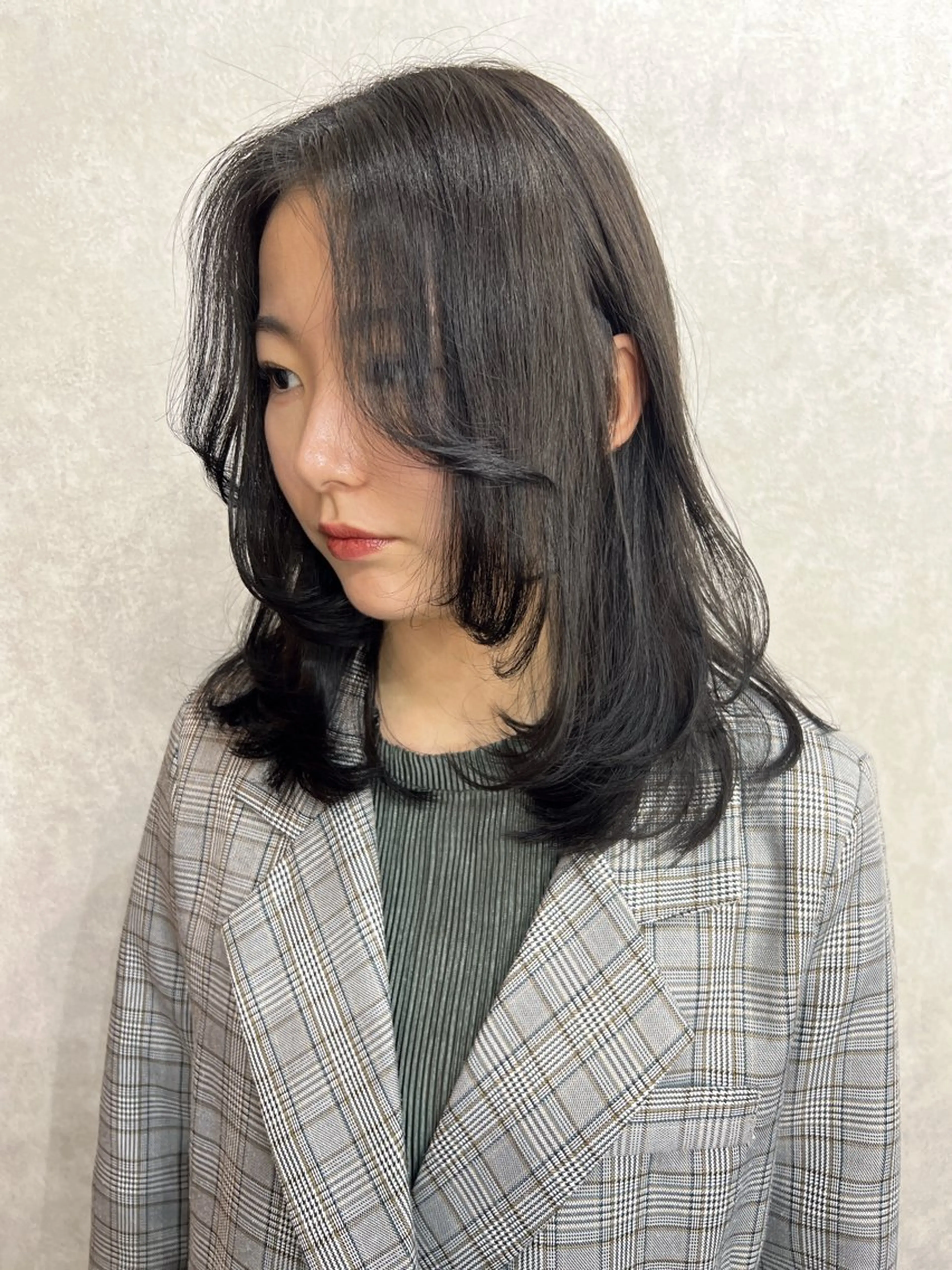 ミディアム カット ヘアカラー maya レイヤーカットのヘアスタイル