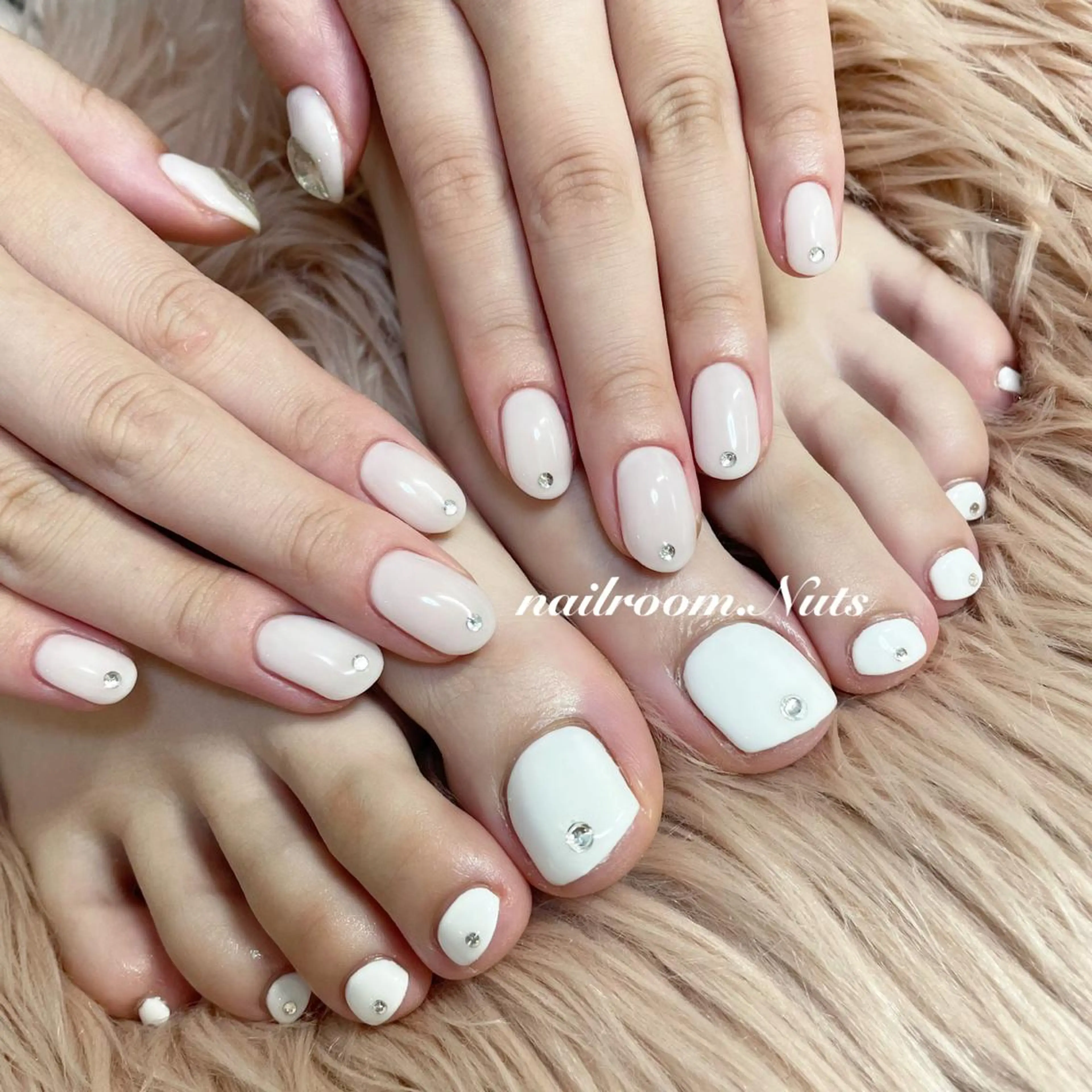 ネイル フットネイル シンプルネイル ストーンネイル ハンドネイル nailsalon Nutsのネイルデザイン