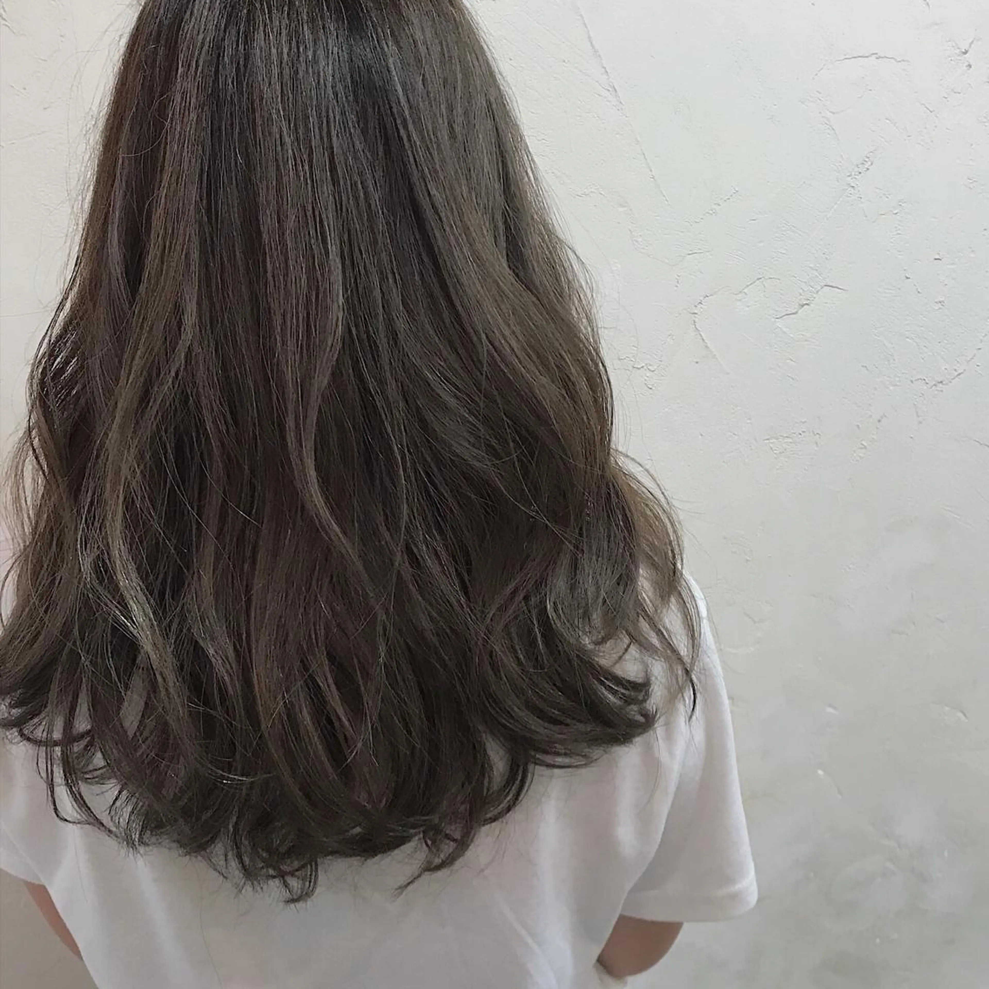 ロング カラー アッシュ アッシュグレー ハイライトカラー ハイライト PHIDGE所属・山下 千明のヘアスタイル