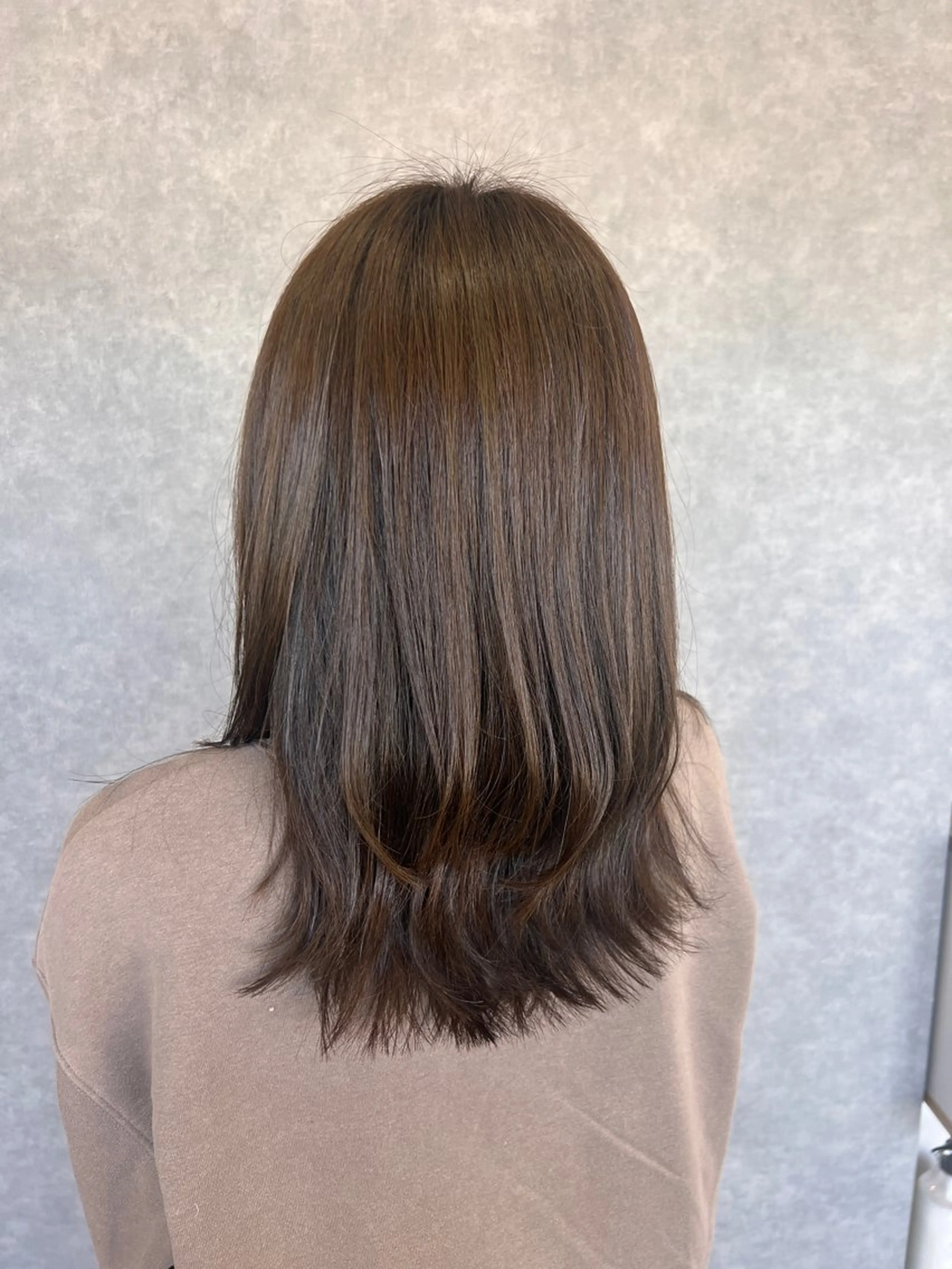 ミディアム カラー グレージュ オリーブグレージュ オリーブグレー 高橋 優実のヘアスタイル