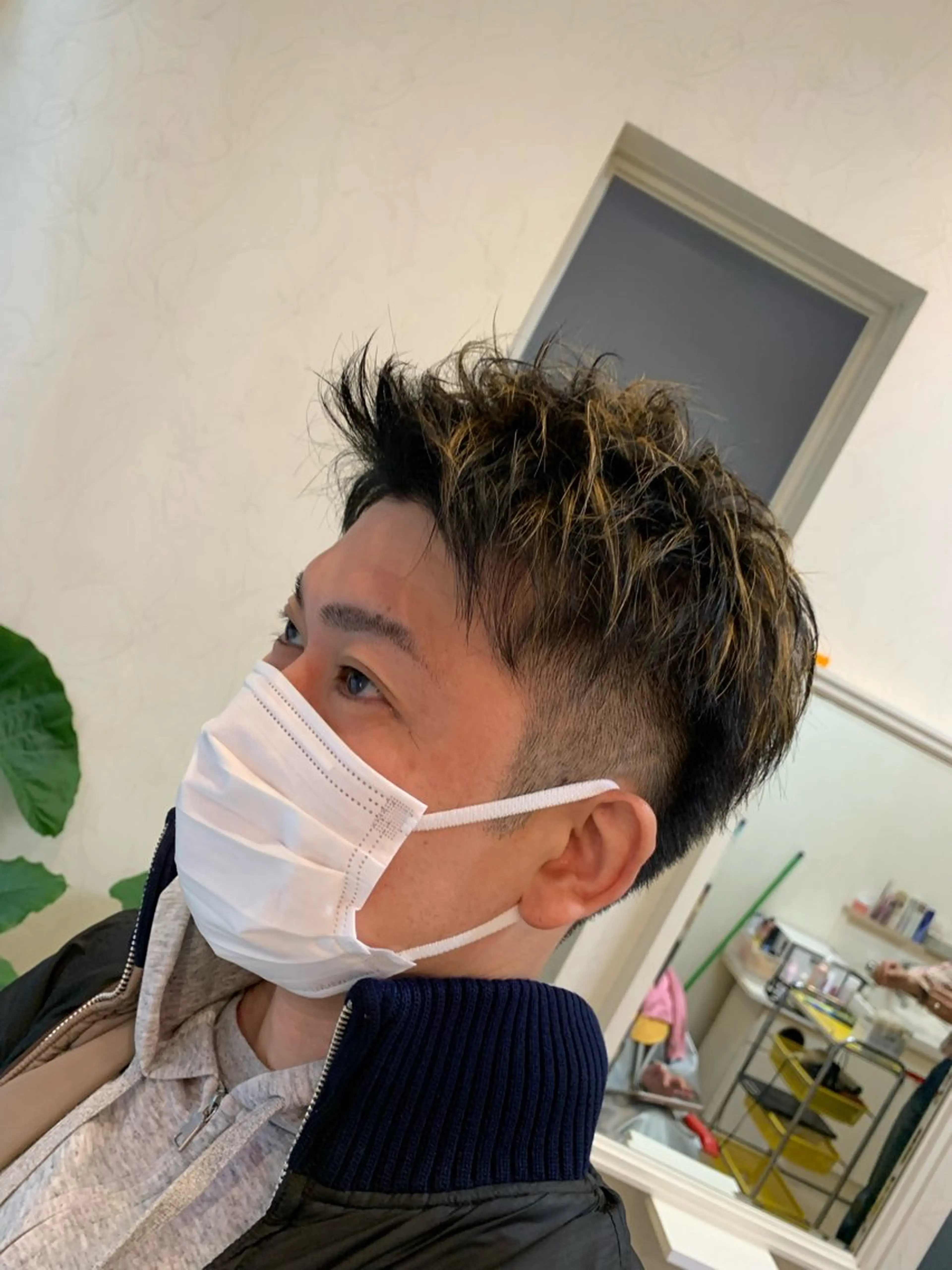 ショート メンズ メンズハイライト メンズショート ハイライト ショートヘア 岡本 幸法のヘアスタイル
