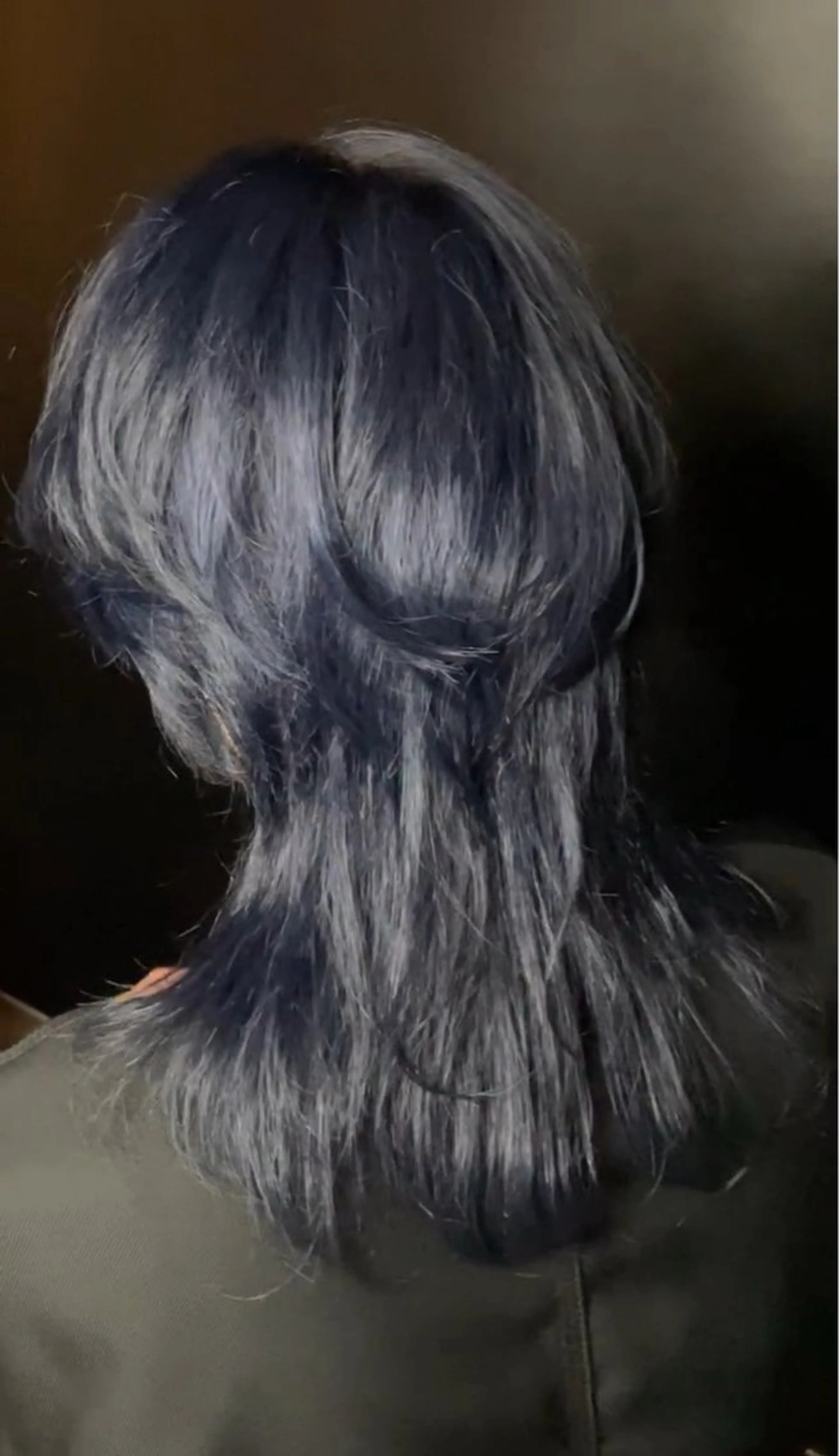 セミロング カラー メンズ メンズブリーチ ブリーチ ブルーカラー ネイビーカラー ヘアカラー 黒崎 湊のヘアスタイル