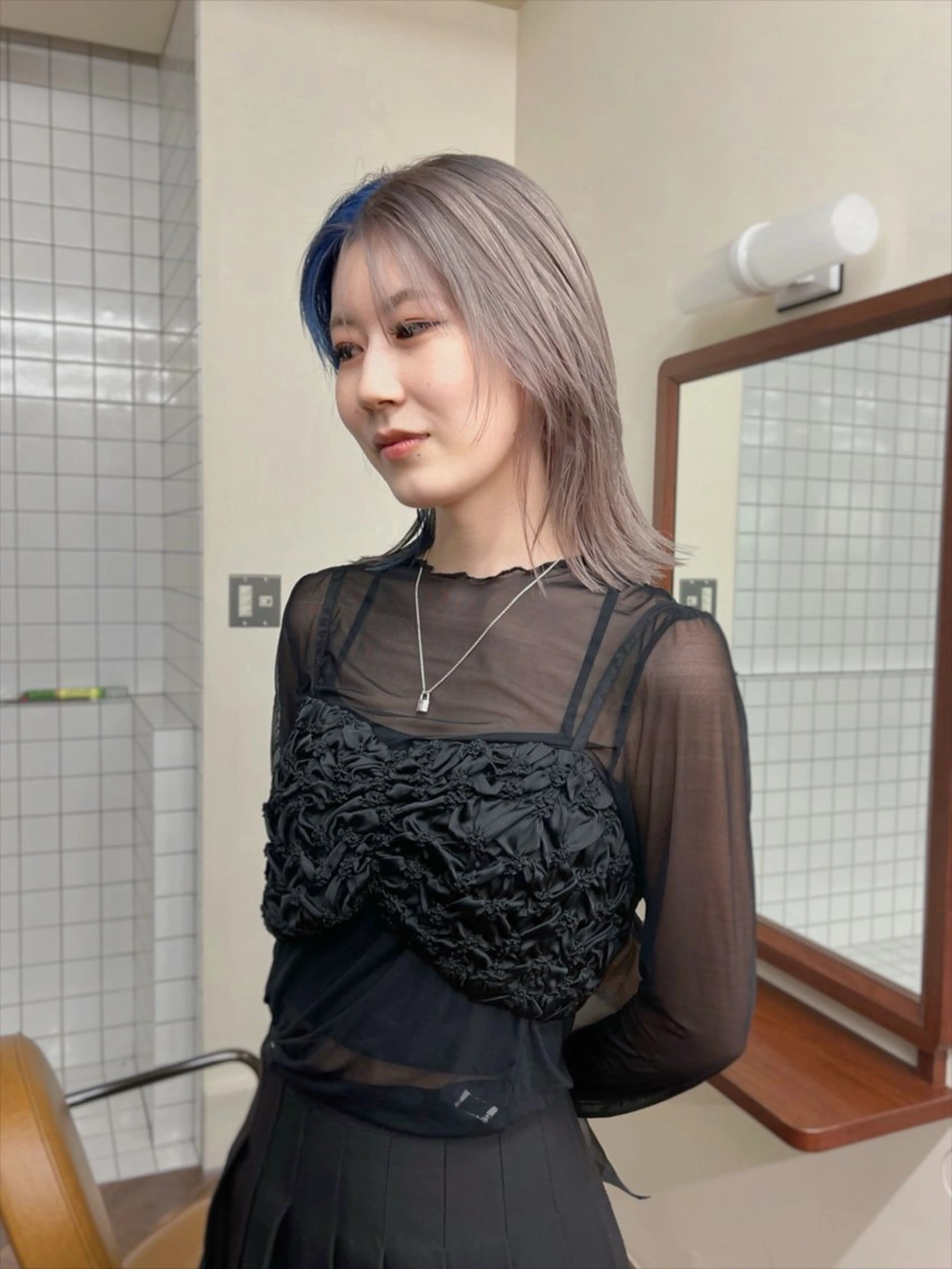 ミディアム カラー アッシュ アッシュブラウン ブリーチ ブラウンカラー ケアブリーチ カット ヘアカラー トリートメント レイヤー専門家 ダブルカラー修のヘアスタイル