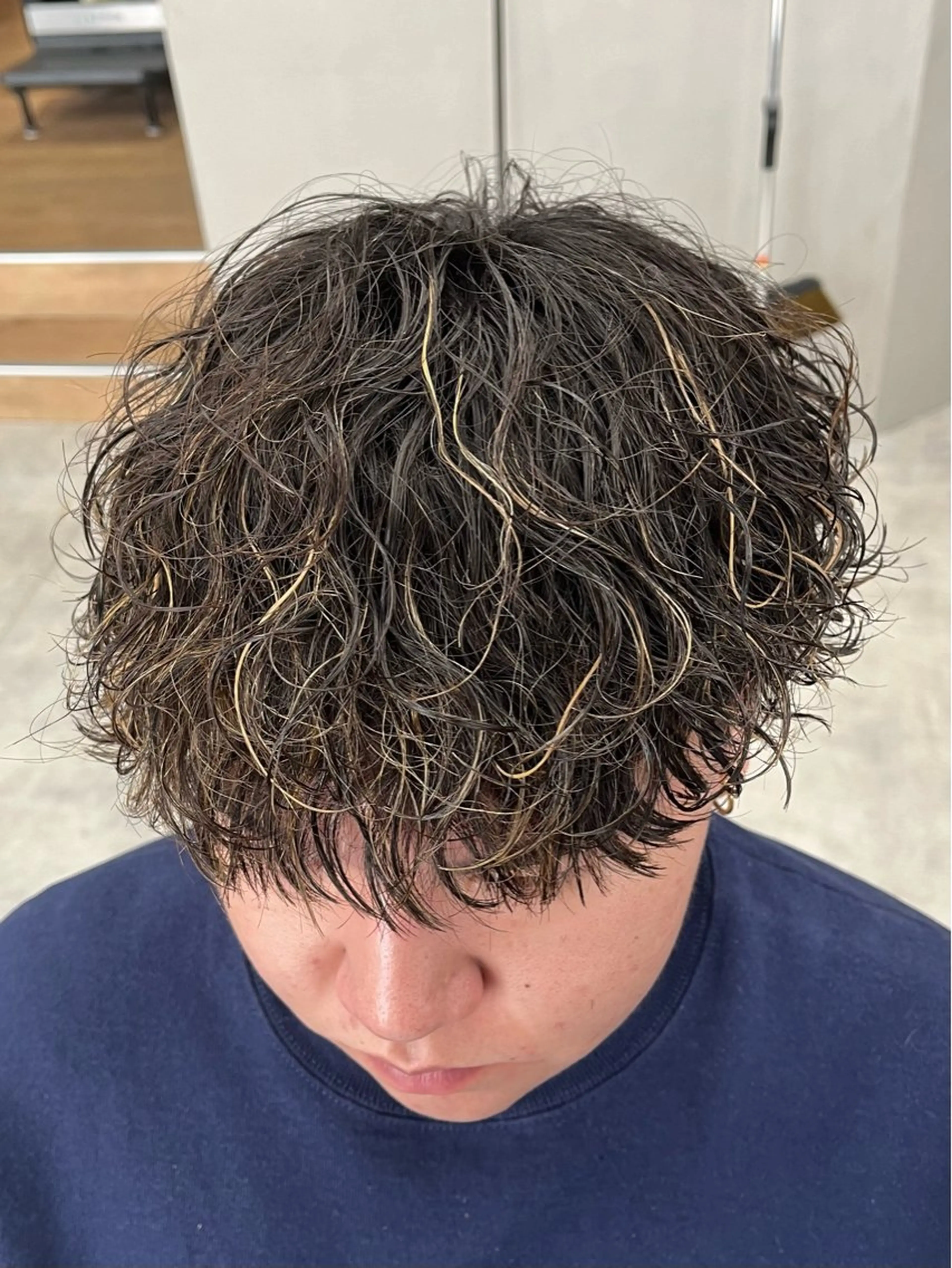 ショート カラー パーマ メンズ メンズハイライト メンズパーマ 波巻きパーマ ハイライトカラー ハイライト カット ヘアカラー パーマ 新潟メンズパーマ 新潟駅/小田拓実のヘアスタイル