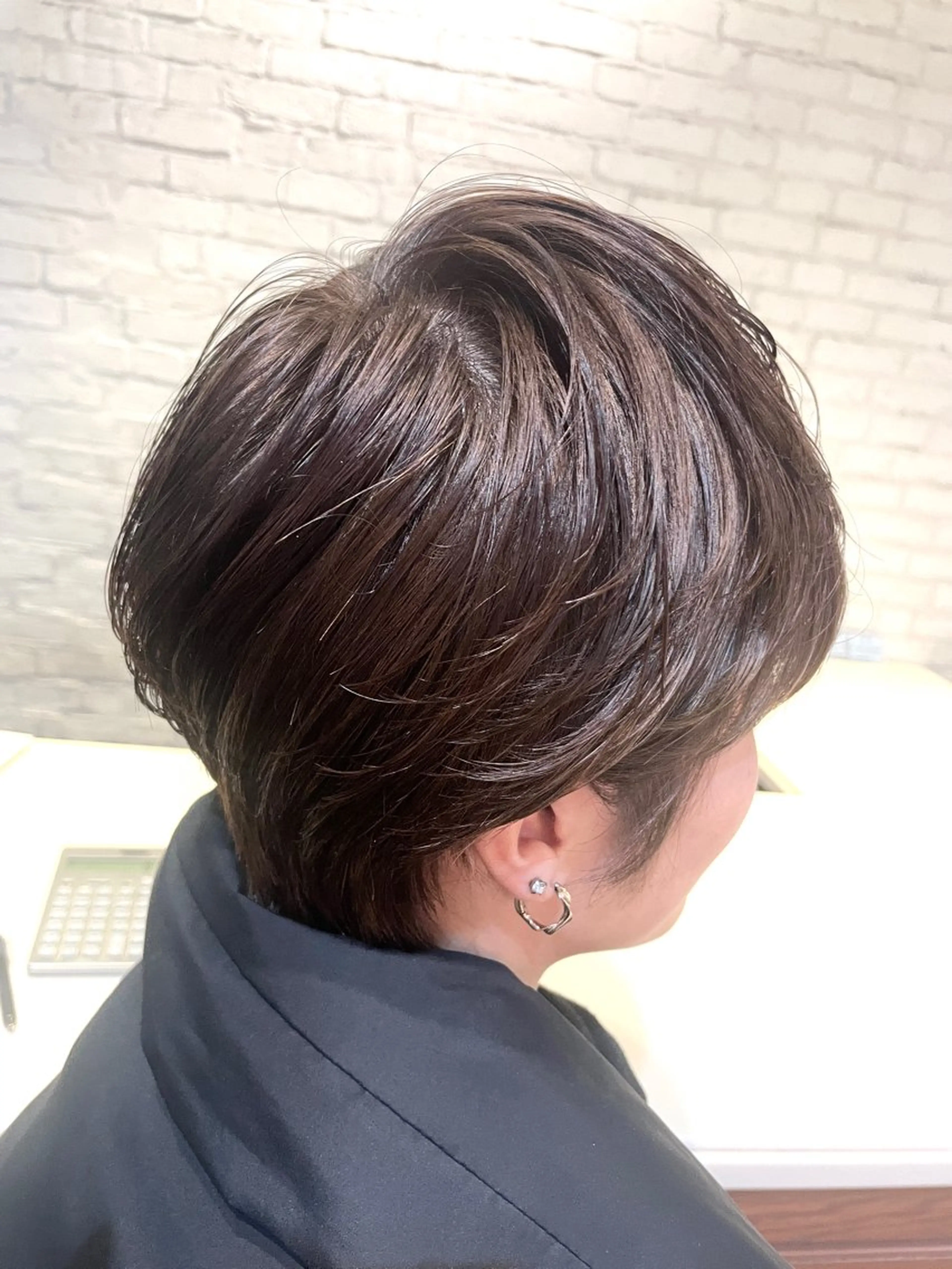 ショート カラー ショートレイヤー ブラウンカラー グレージュ レイヤーカット ショートヘア カット ヘアカラー トリートメント ご新規様限定 透明感カラーKANAのヘアスタイル