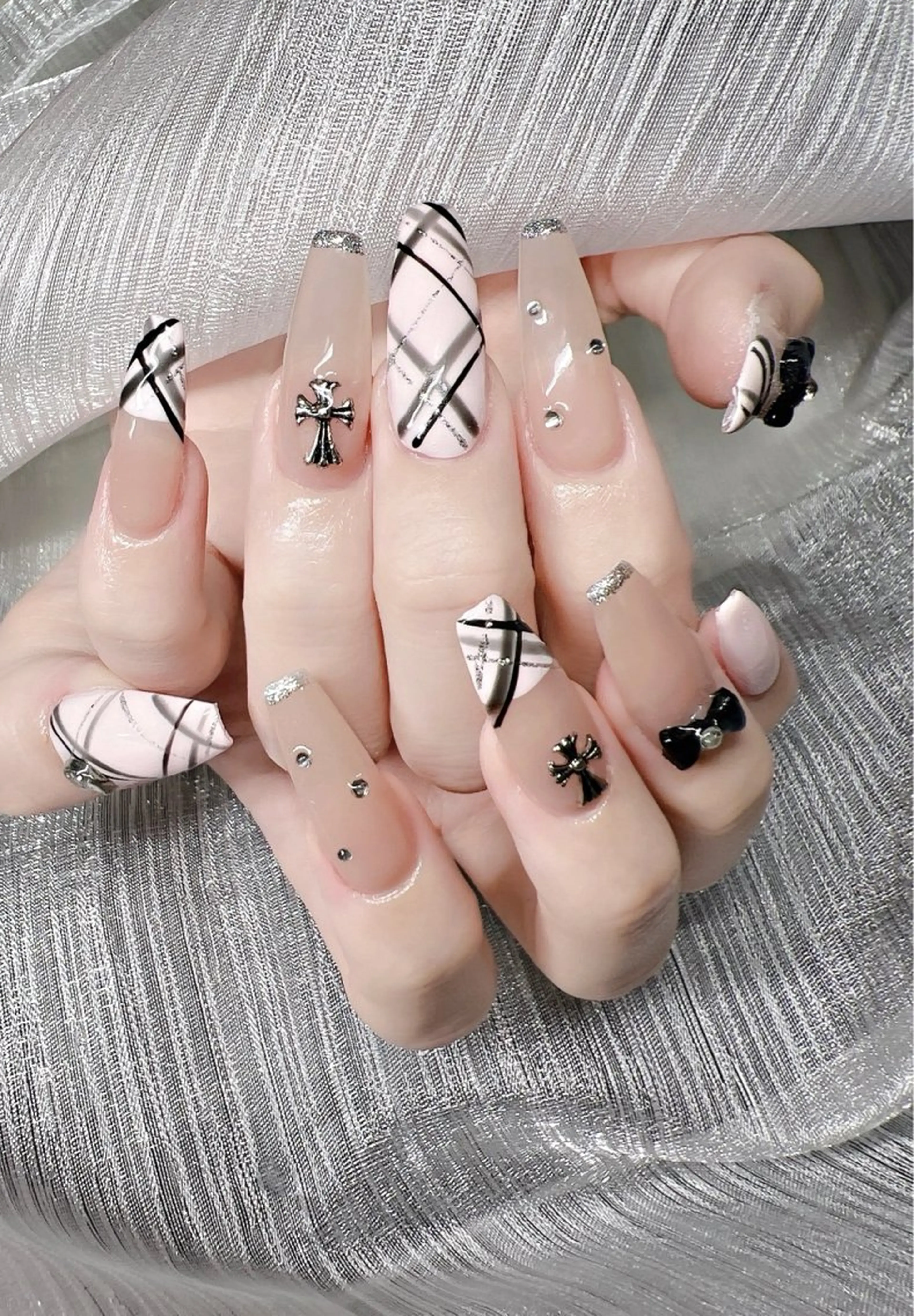 ネイル マグネットネイル ピンク ネイルチップ 冬ネイル Lee Nailsのネイルデザイン