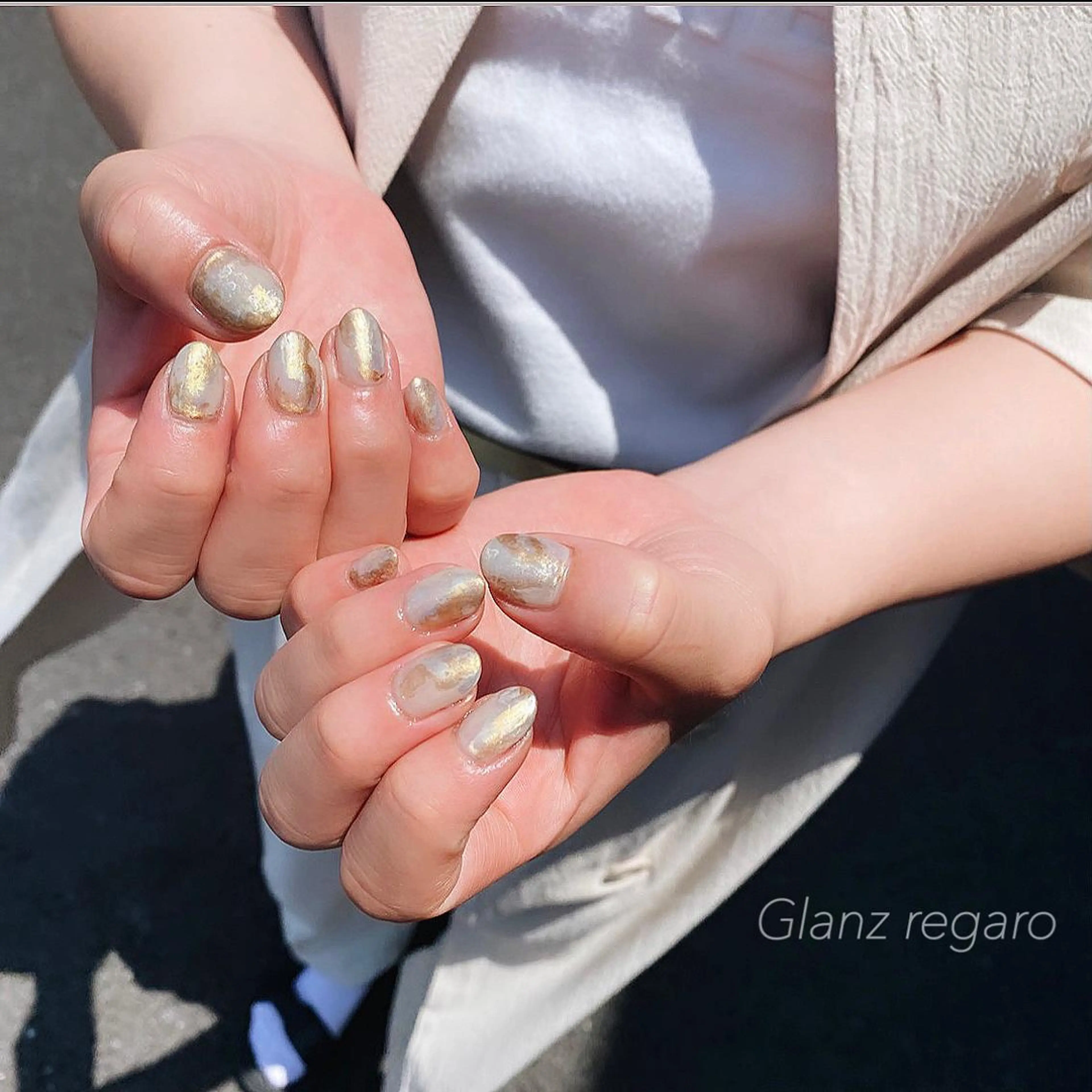 ネイル オーロラネイル ゴールド ニュアンスネイル Glanz regaroのネイルデザイン