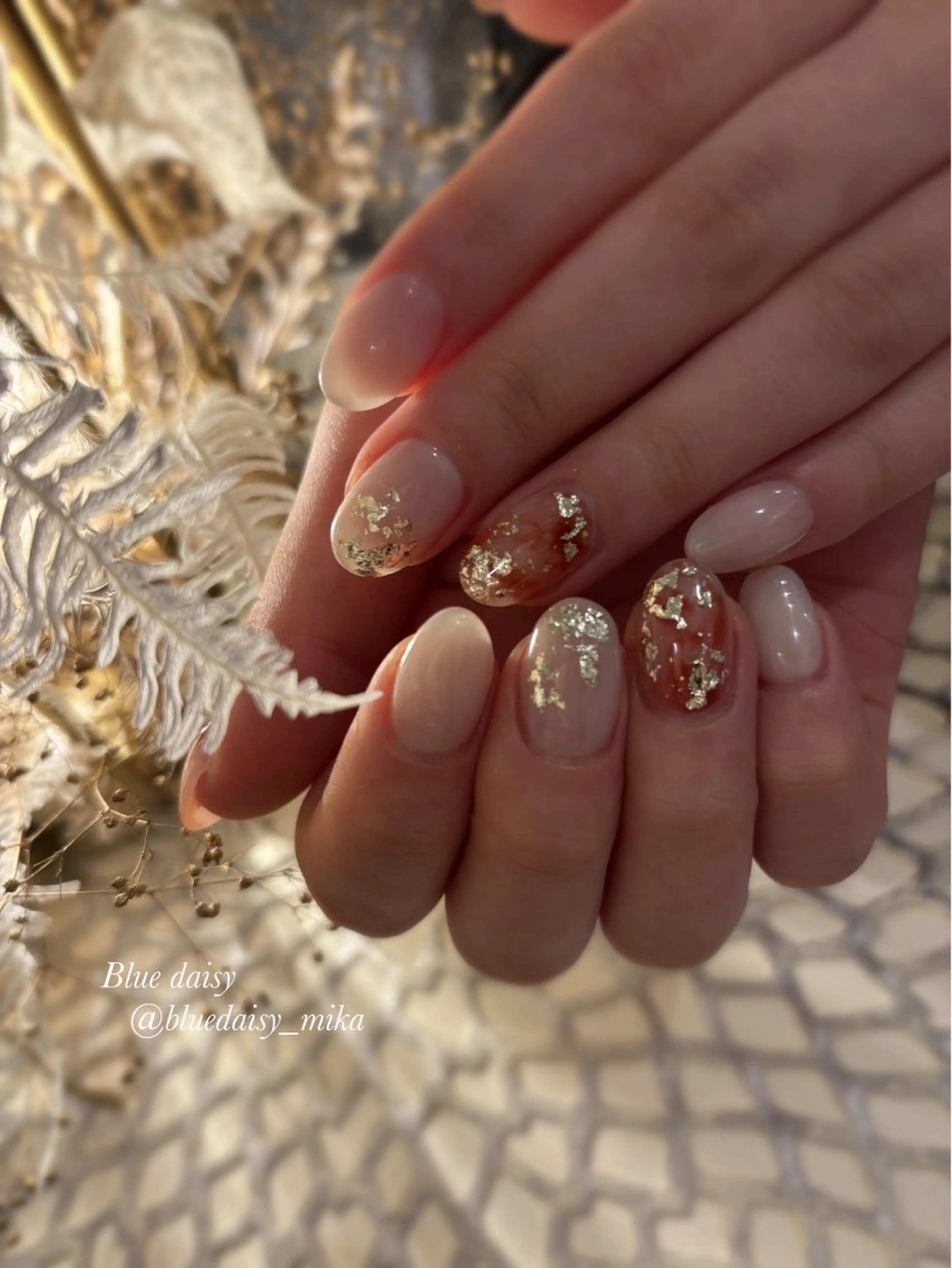 ネイル アートネイル ゴールド ニュアンスネイル ハンドネイル Blue daisy 栄本店のネイルデザイン