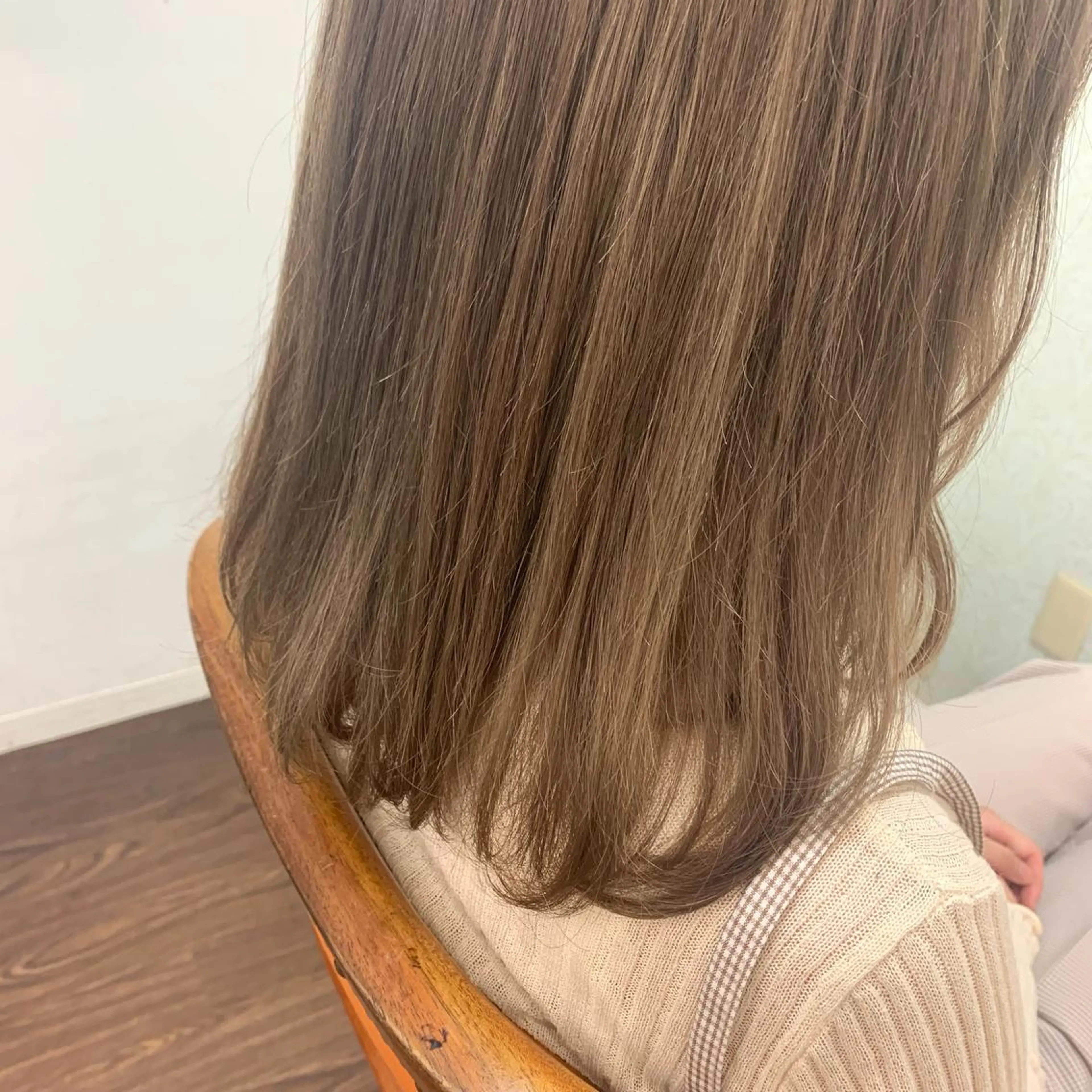 セミロング カラー ベージュカラー ブリーチ ケアブリーチ ハセガワ セイカのエステ・リラクイメージ