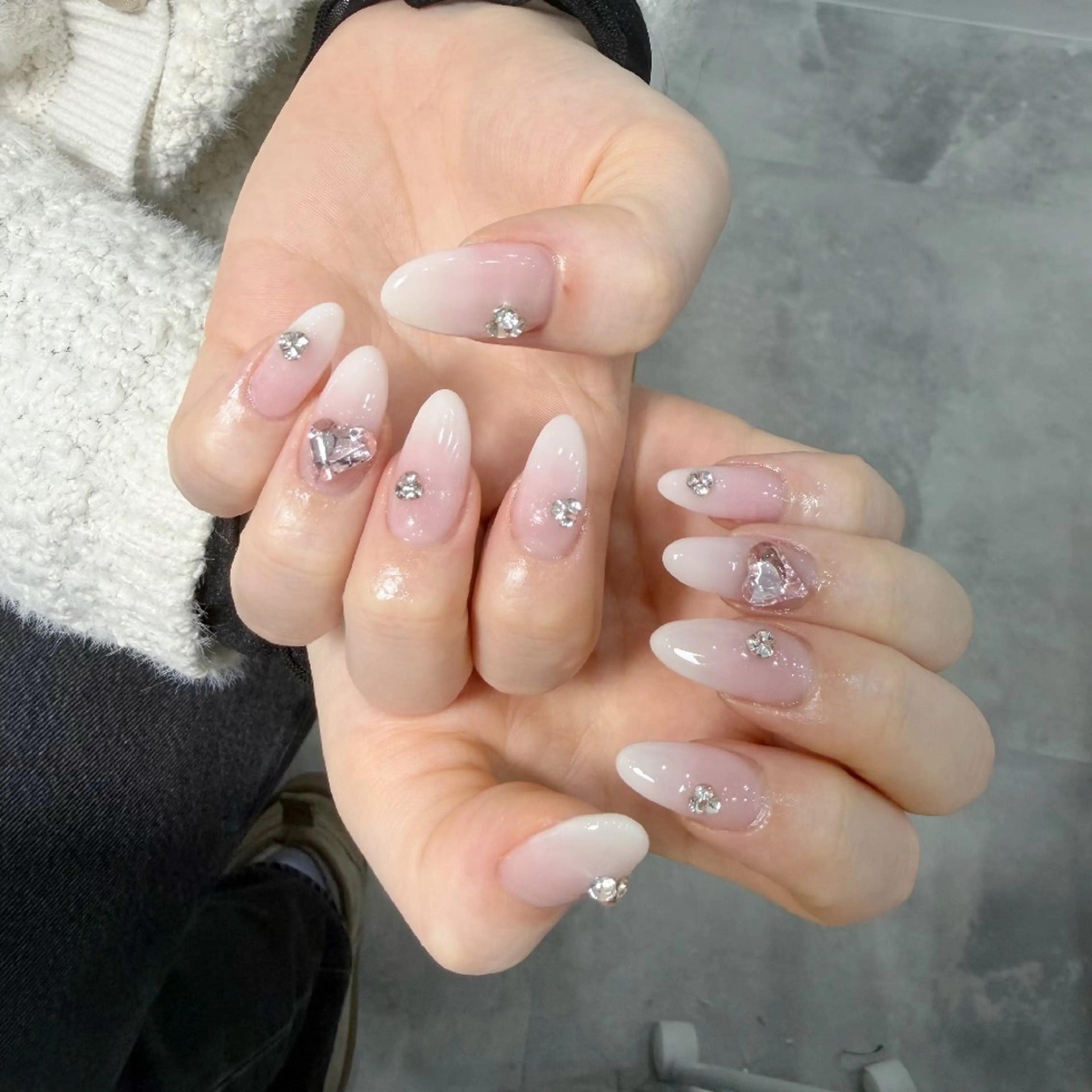 ネイル チークネイル フレンチネイル ジェルネイル ガーリー キラキラネイル ハンドネイル UM Nail Salonのネイルデザイン