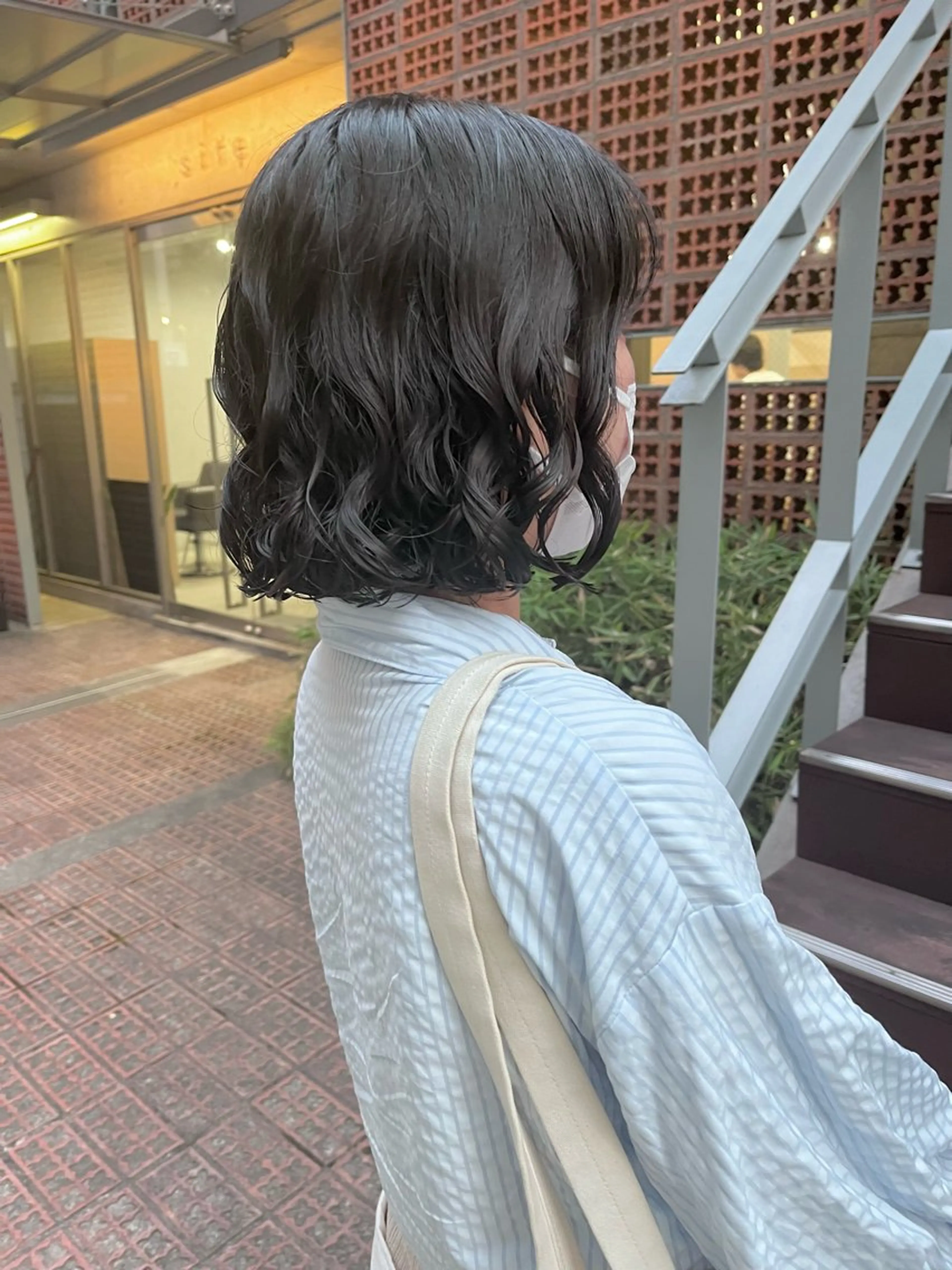 ミディアム パーマ 曲がる縮毛矯正 センターパートのヘアスタイル