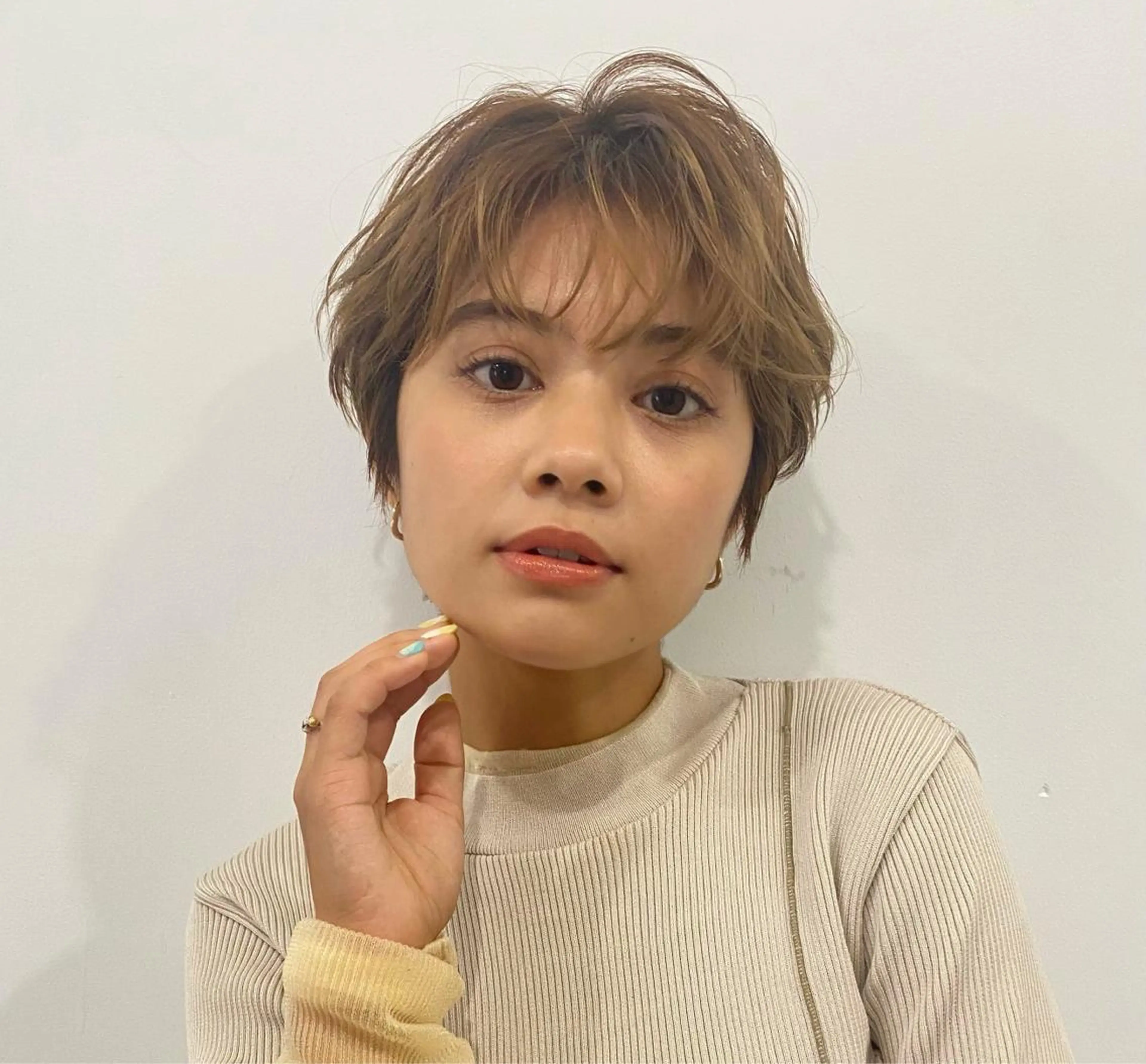 ショート レイヤー・ブリーチ kiyotoshiのヘアスタイル