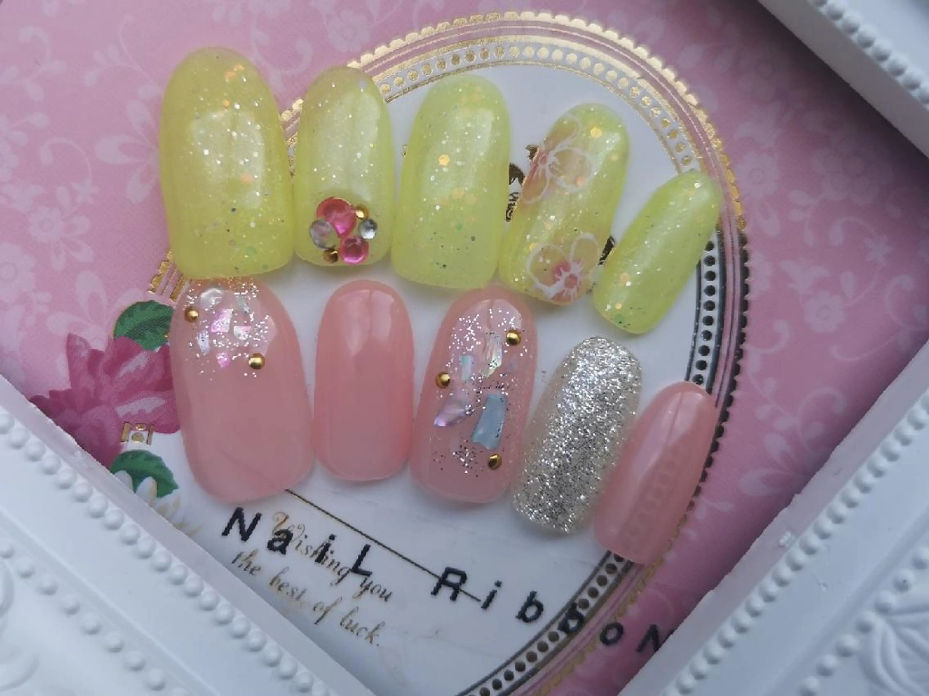 ネイル ネイルリボン 受付スタッフのネイルデザイン