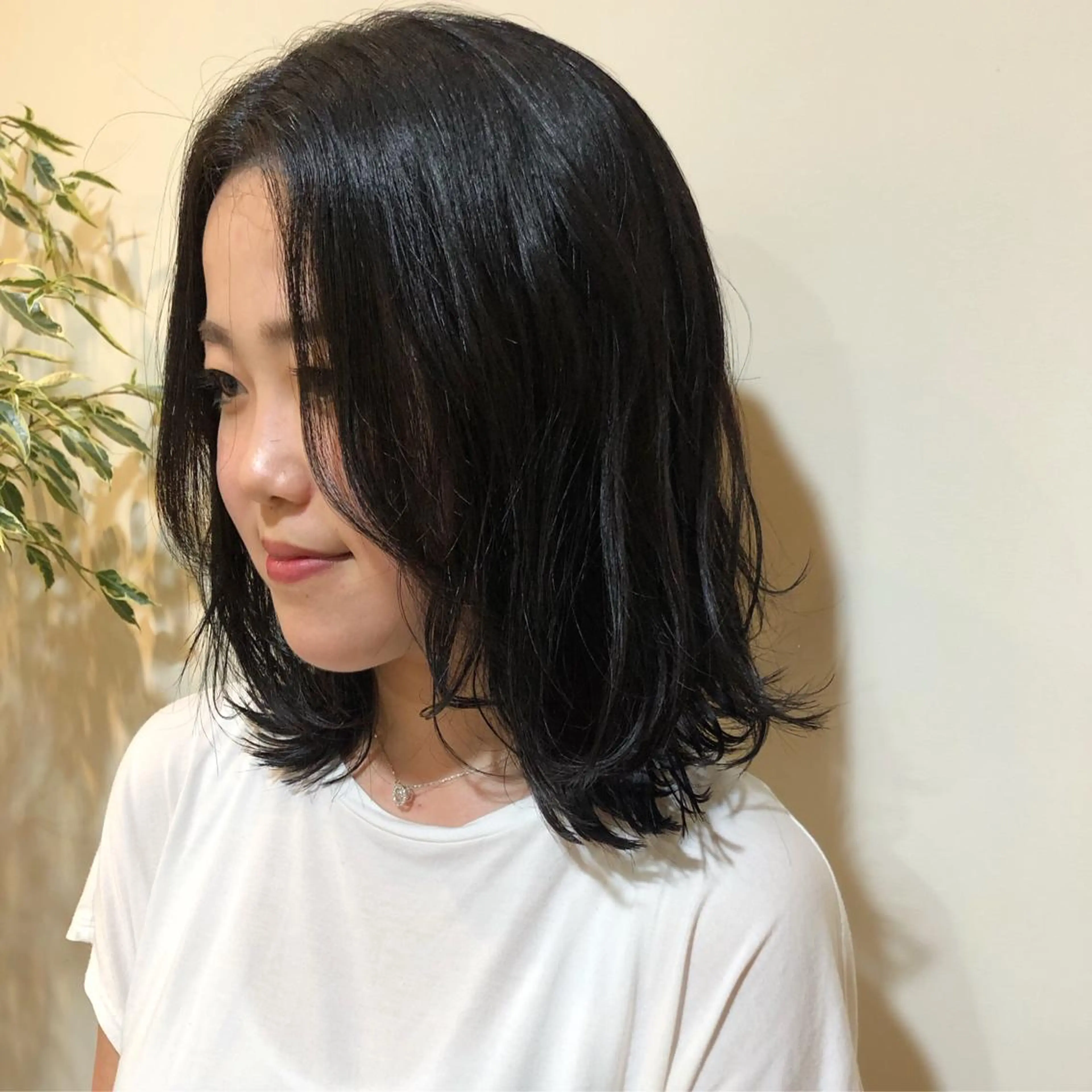 ミディアム MIOベージュカラー 柔らかいカラーのヘアスタイル