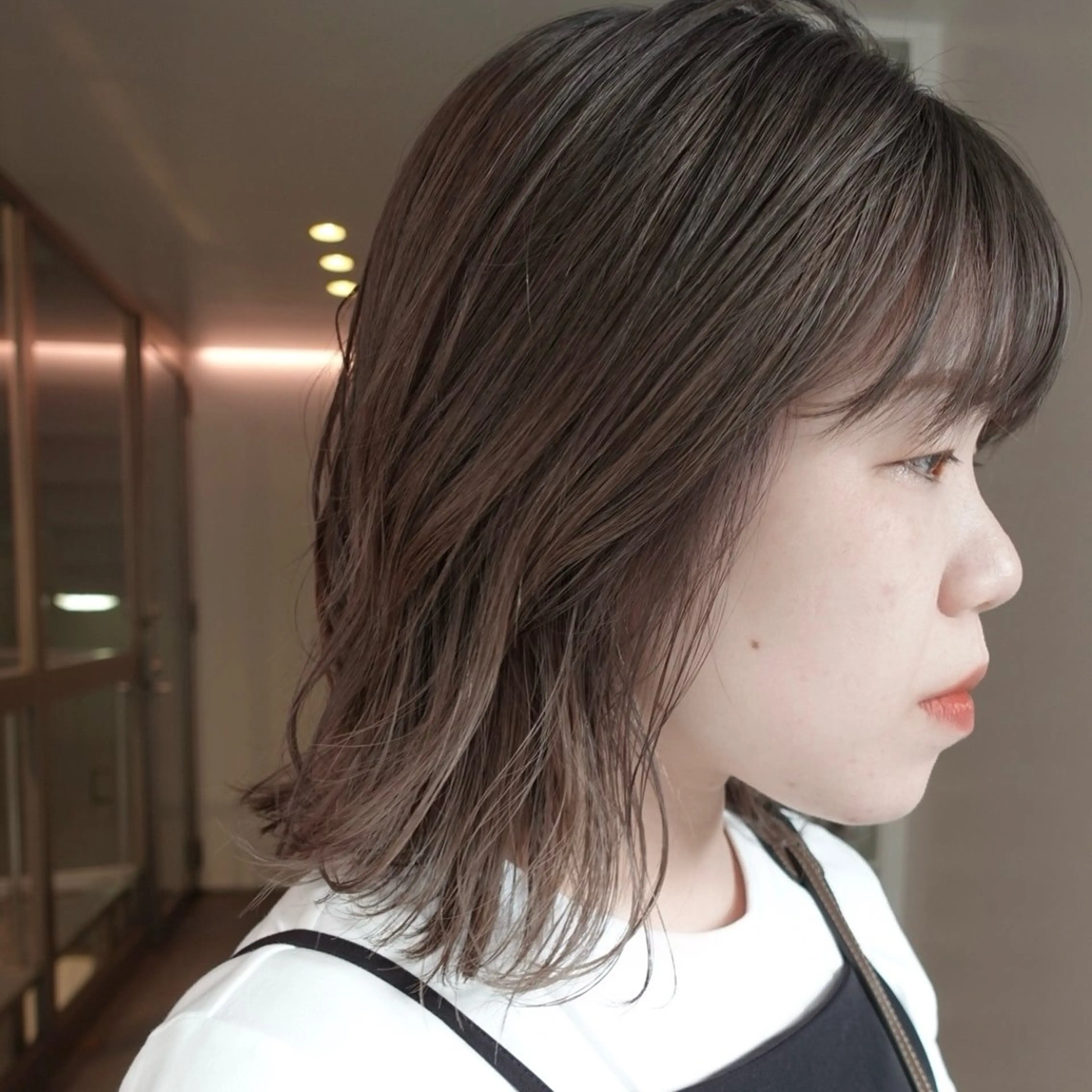 ミディアム カラー ヘアアレンジ ベージュカラー ブリーチ 透明感カラー グラデーションカラー カット ヘアカラー 🌐サトウ リョウ🌐のヘアスタイル