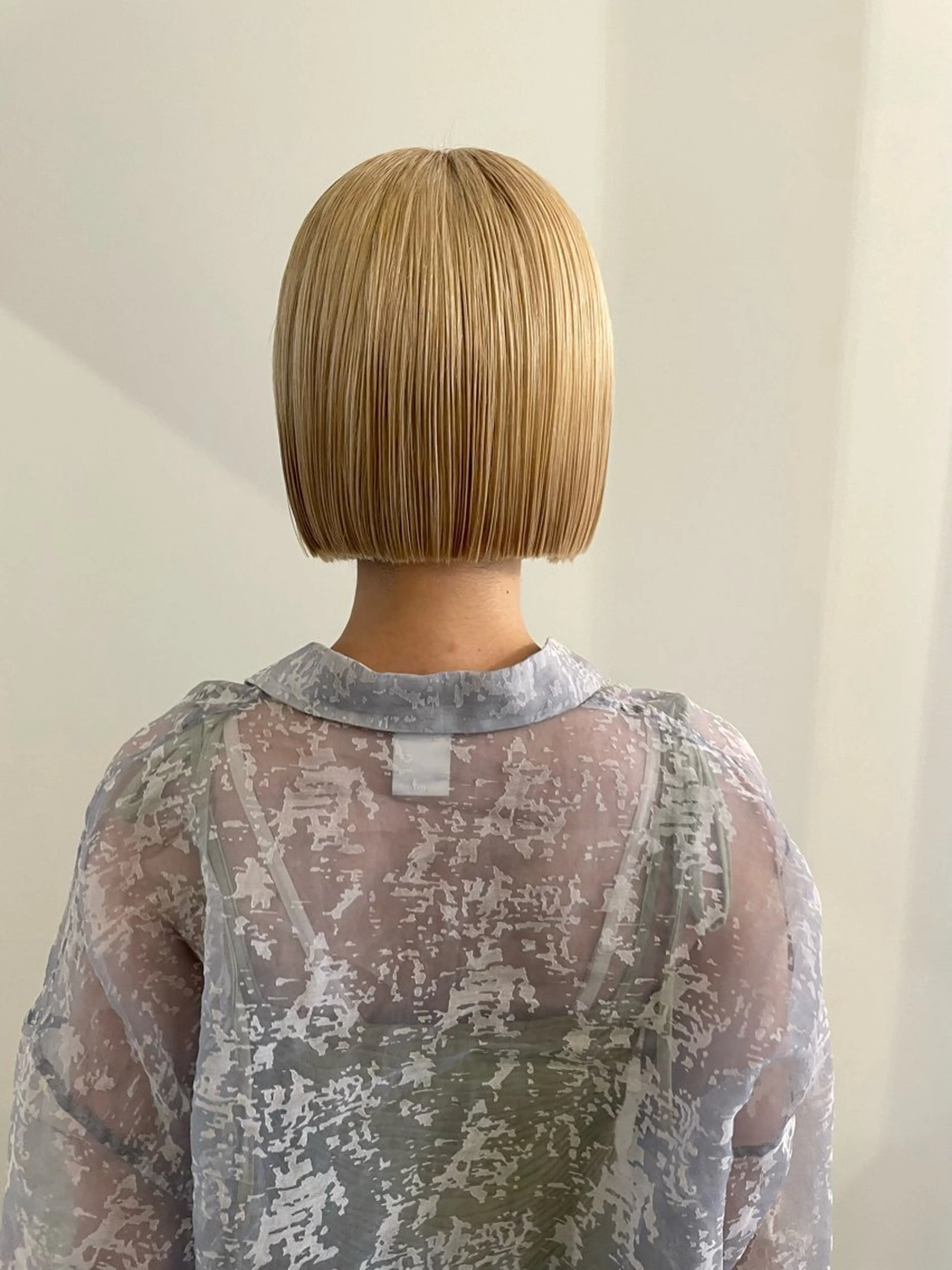 ショート カラー 抜きっぱなしブロンド ボブ ヘアカラー 渋谷 留菜のヘアスタイル