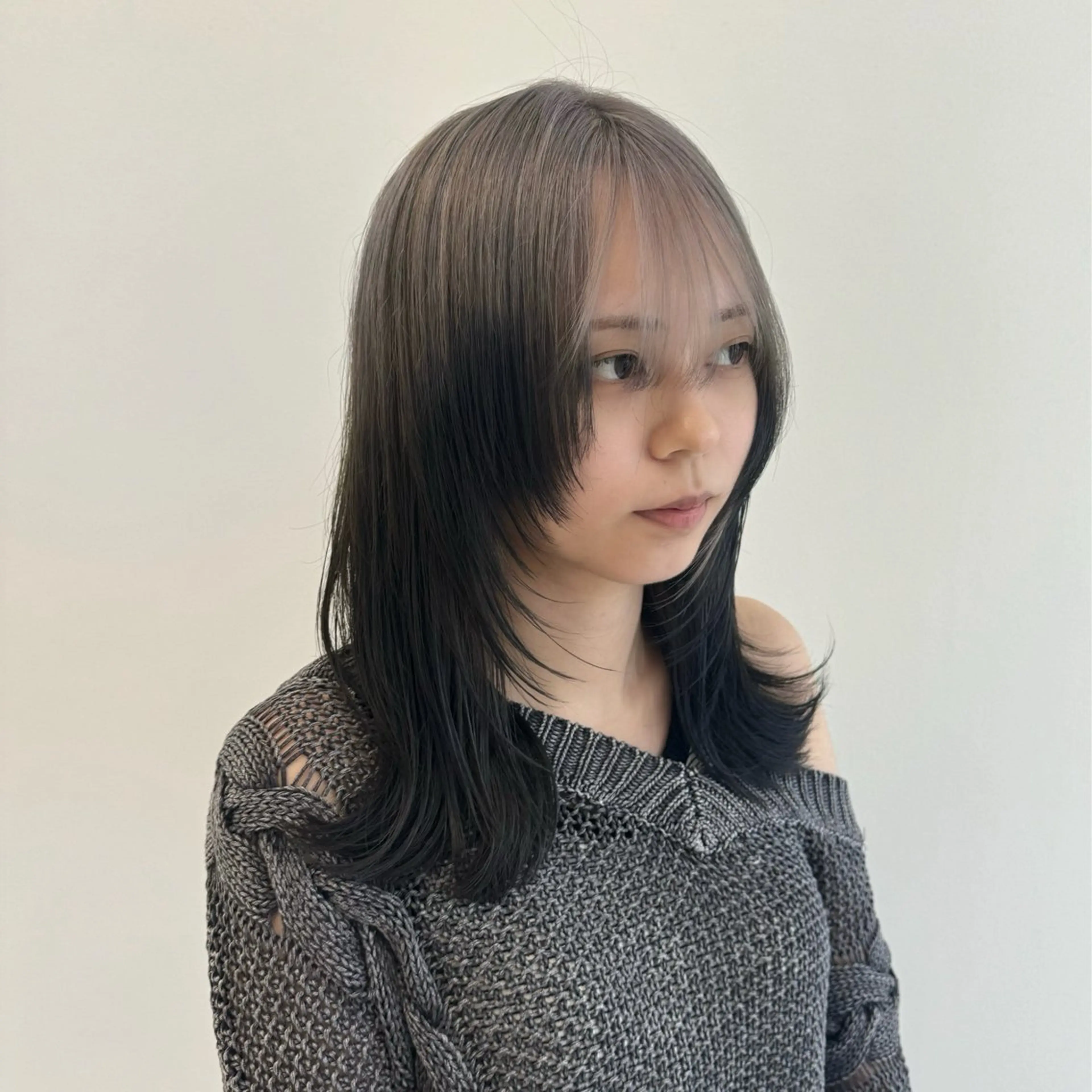 セミロング カラー デザインカラー ハイトーンカラー ヘアカラー トリートメント 🌼動き×透明感🩵 ハイトーン/ナナのヘアスタイル