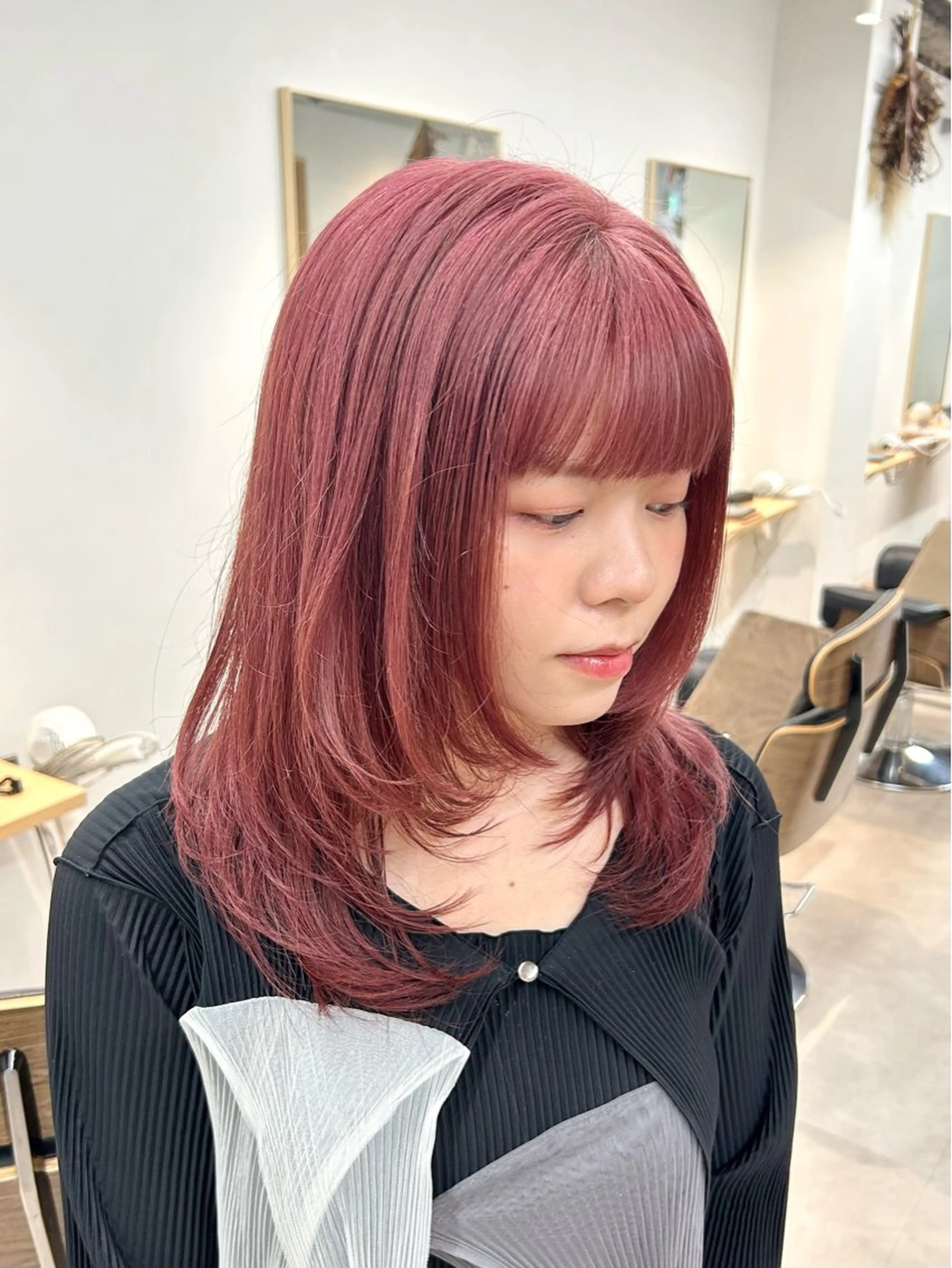 セミロング カラー ピンクカラー カット ヘアカラー トリートメント 艶カラー/レイヤー/ ハイトーン/まなみのヘアスタイル