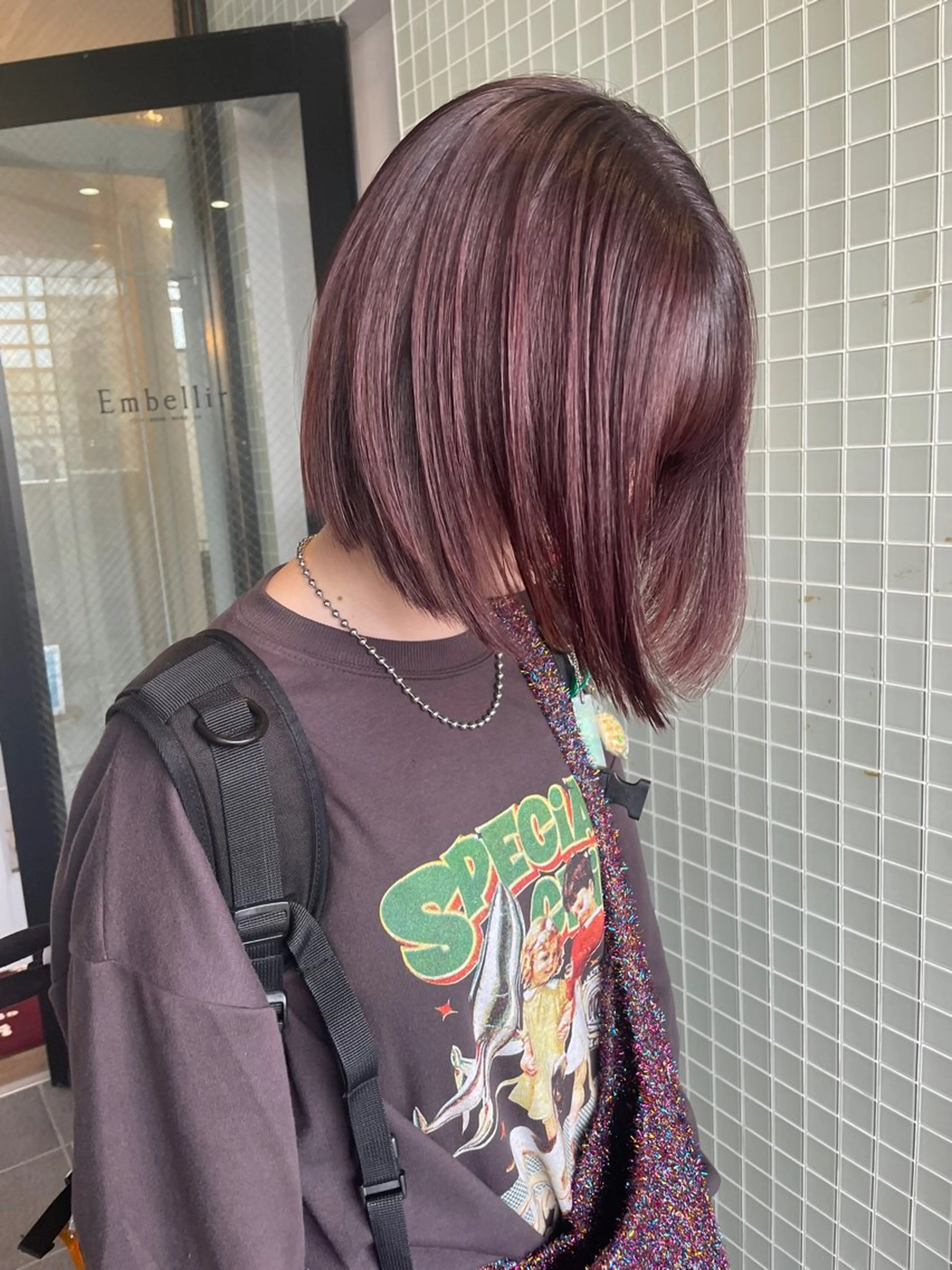 ショート カラー 赤みなしオリーブ ハイトーン×レイヤーのヘアスタイル