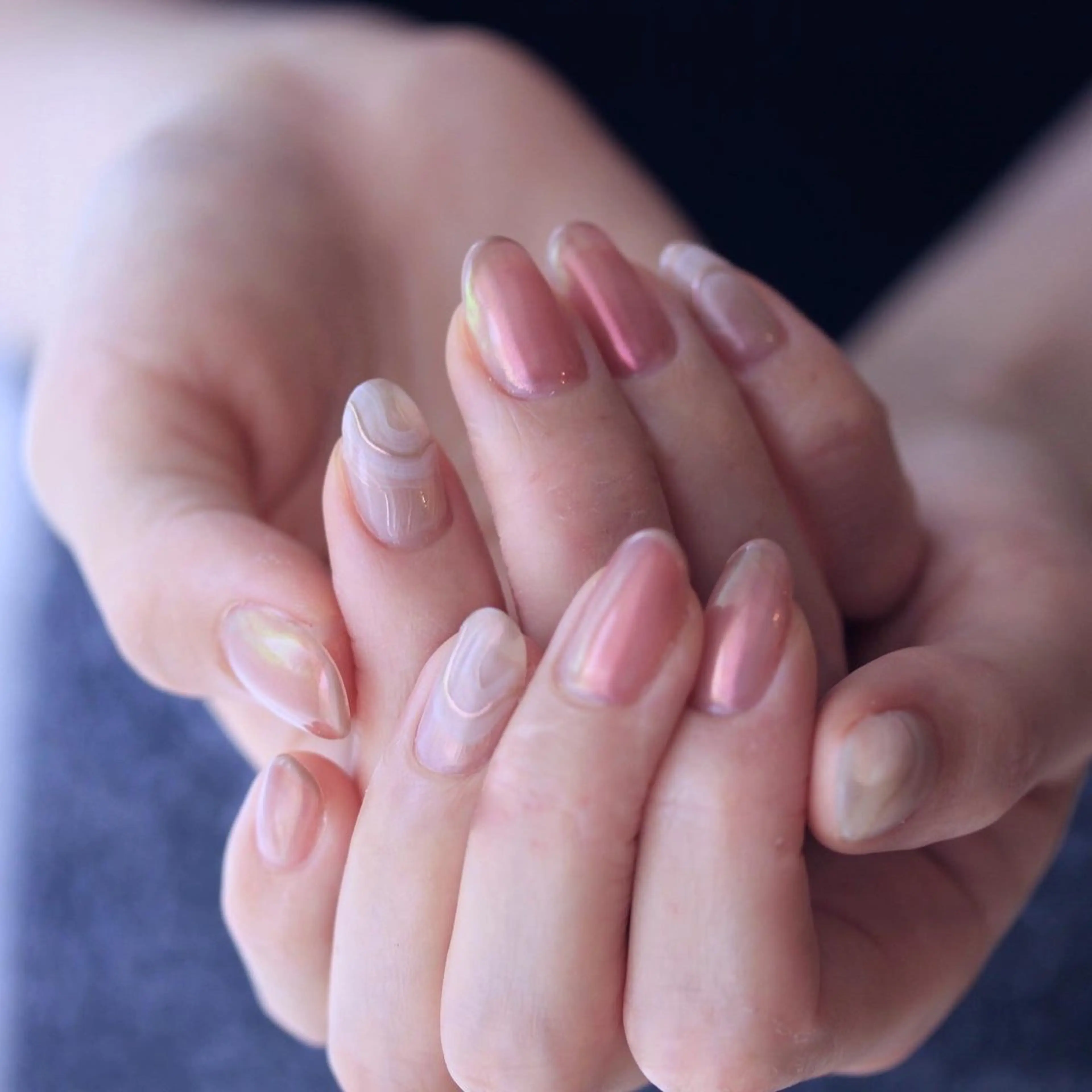 ネイル 氷ネイル・うるうるネイル ニュアンスネイル オフィスネイル ピンク シンプルネイル ハンドネイル Elio所属・Elio 国泰寺のネイルデザイン