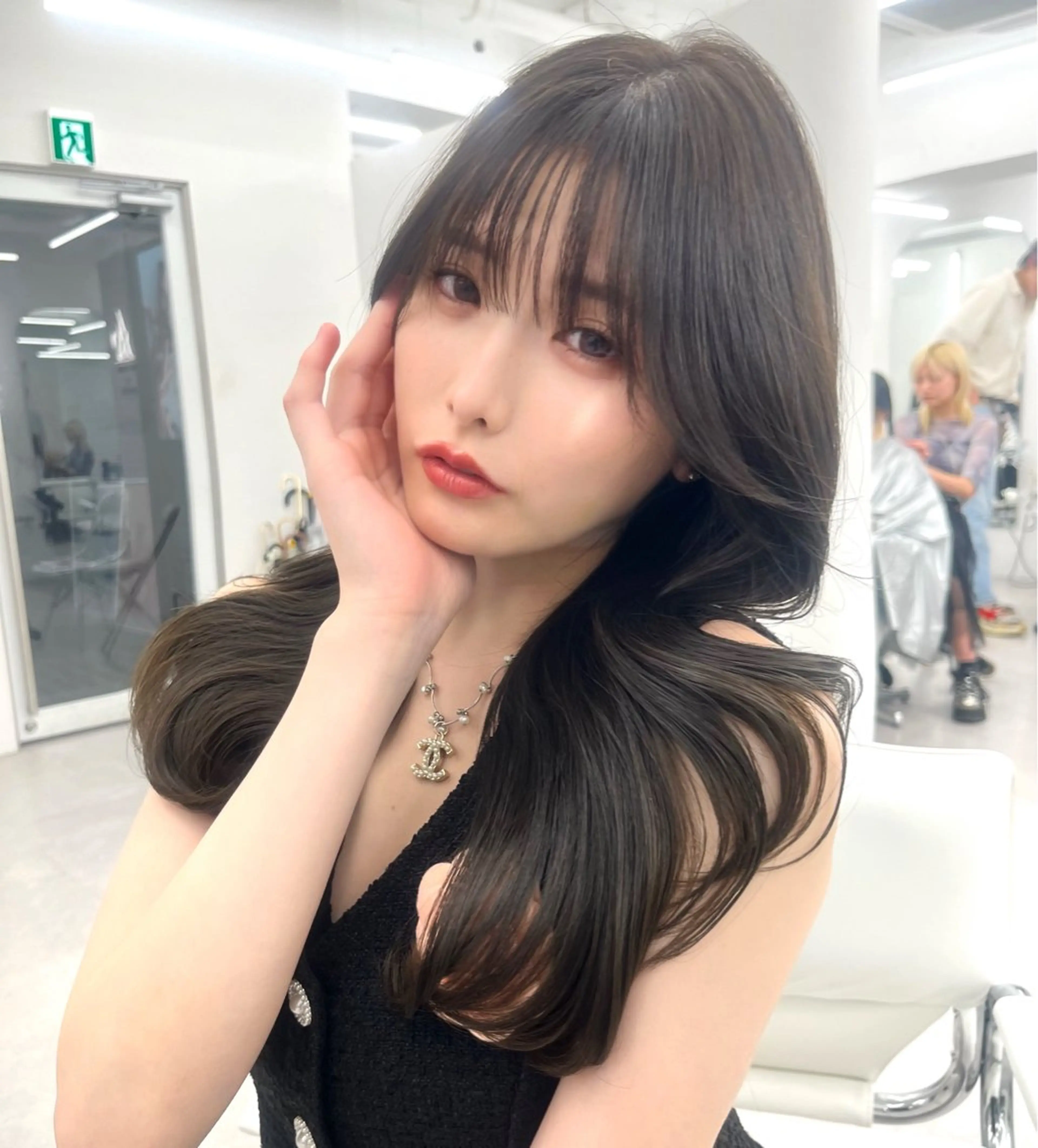 カラー アッシュ ベージュカラー 黒髪 ブリーチ ブルーカラー 透明感カラー✨🩵 韓国ヘアkanatoのヘアスタイル