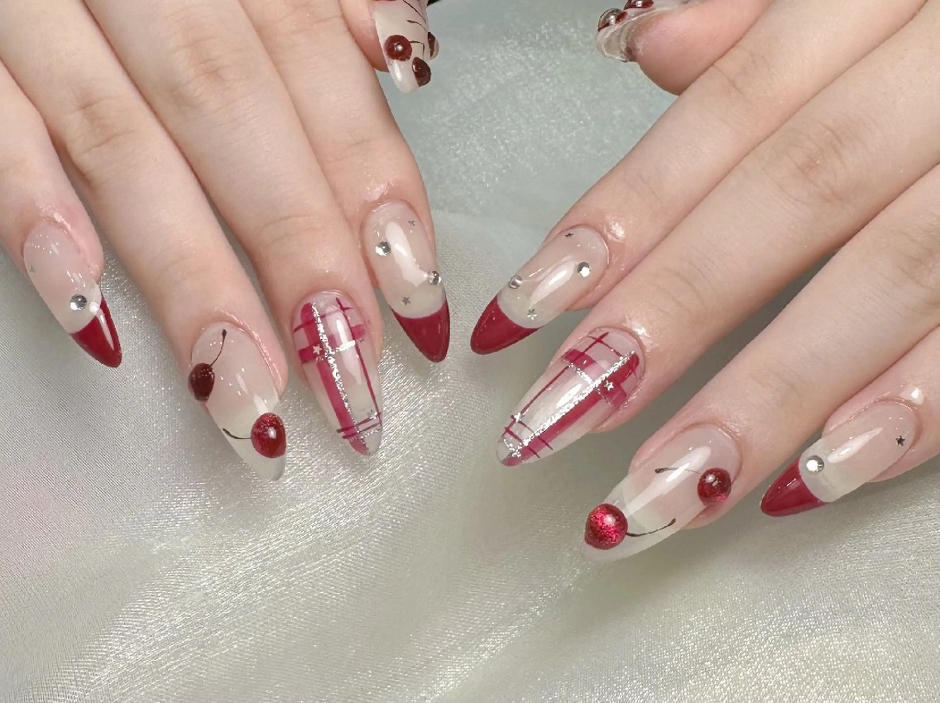 ネイル チークネイル フレンチネイル ジェルネイル ガーリー キラキラネイル ハンドネイル UM Nail Salonのネイルデザイン