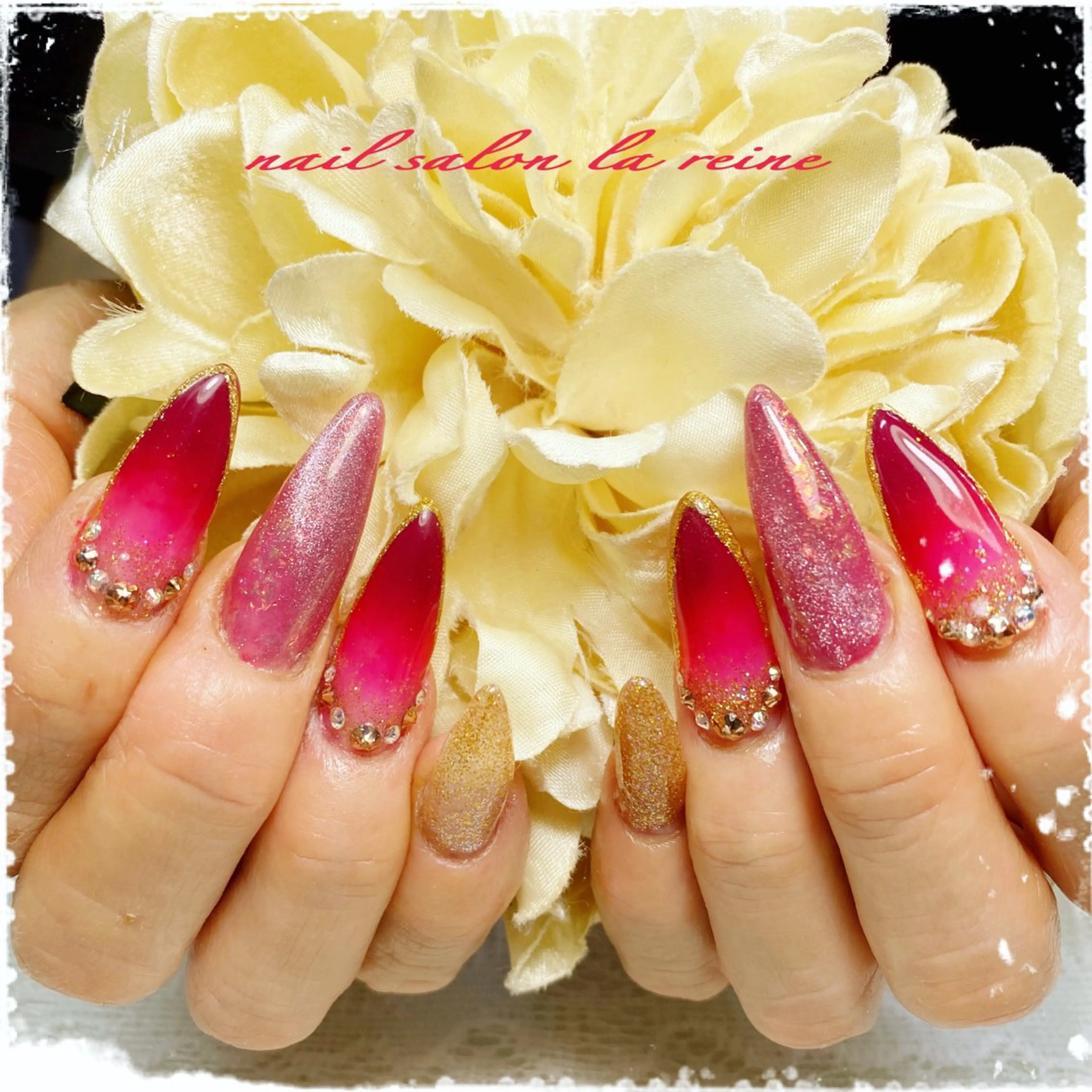 ネイル グラデーション マグネットネイル 赤色 nail salon la reineのネイルデザイン