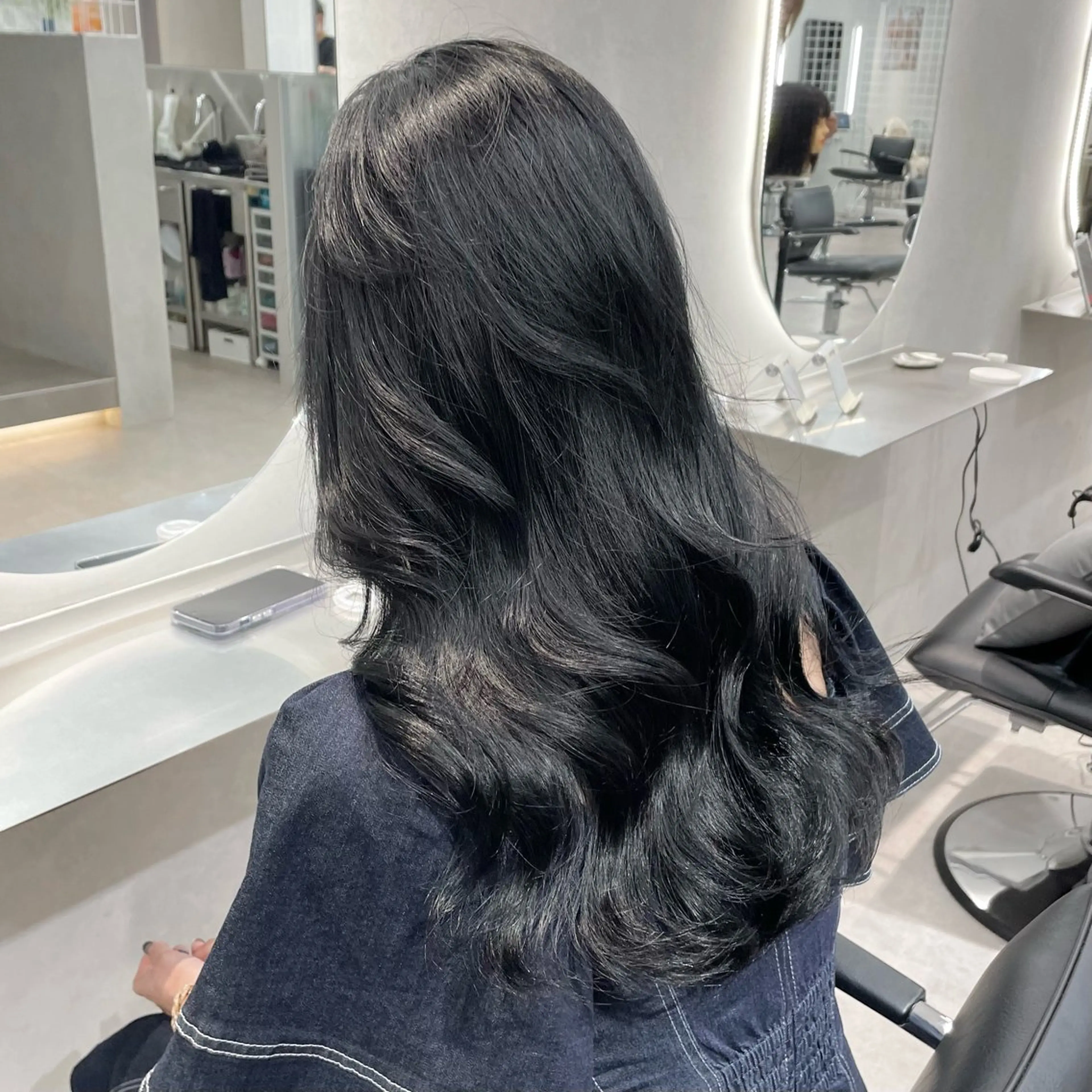 ロング ヘアカラー ミルクティーベージュ オリーブグレージュのヘアスタイル