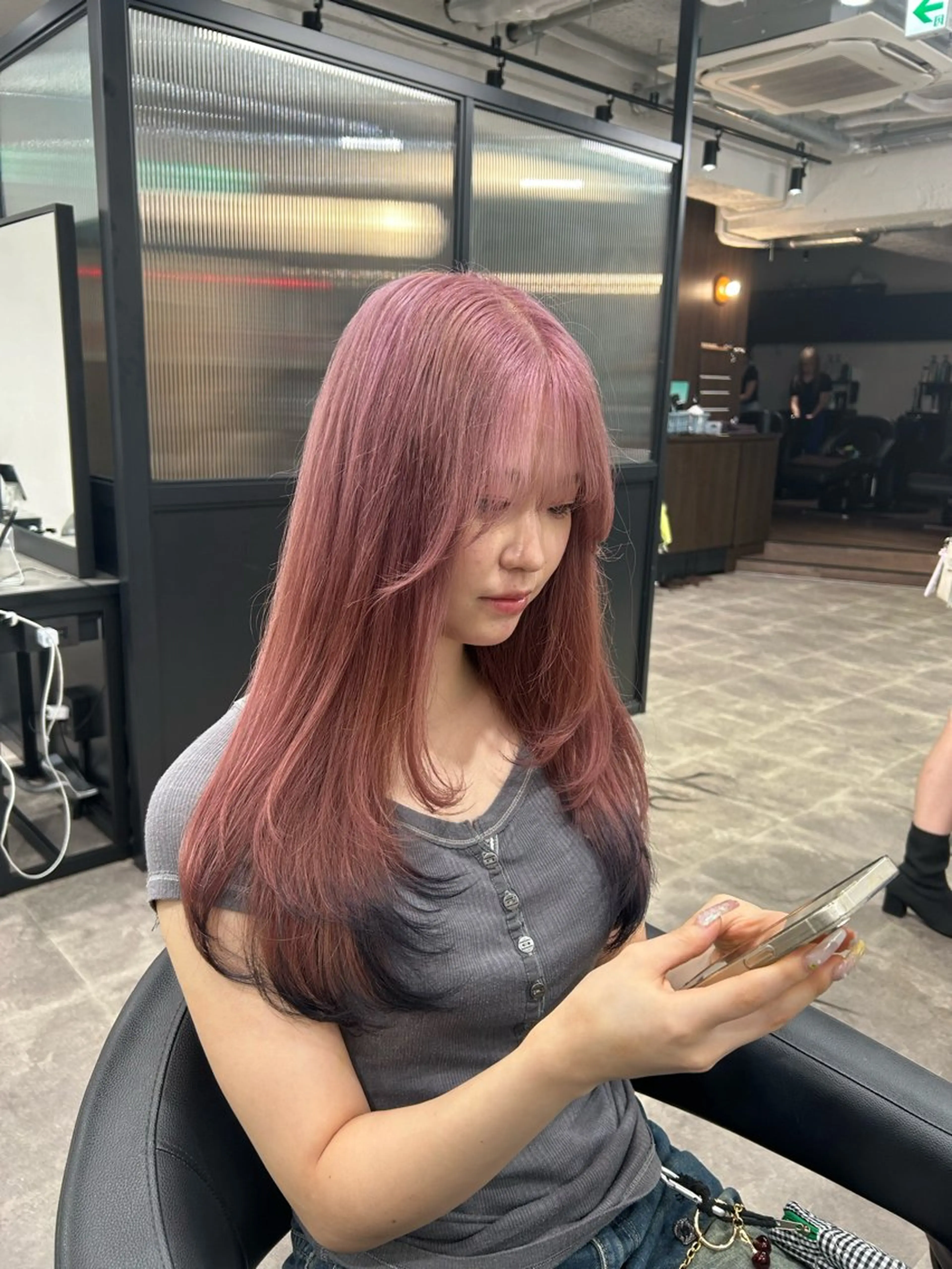 ロング カラー ヘアアレンジ 黒髪 ピンクカラー カット ヘアカラー トリートメント ヘアセット 💎韓国/ レイヤー カット/ 暖色🫧のヘアスタイル