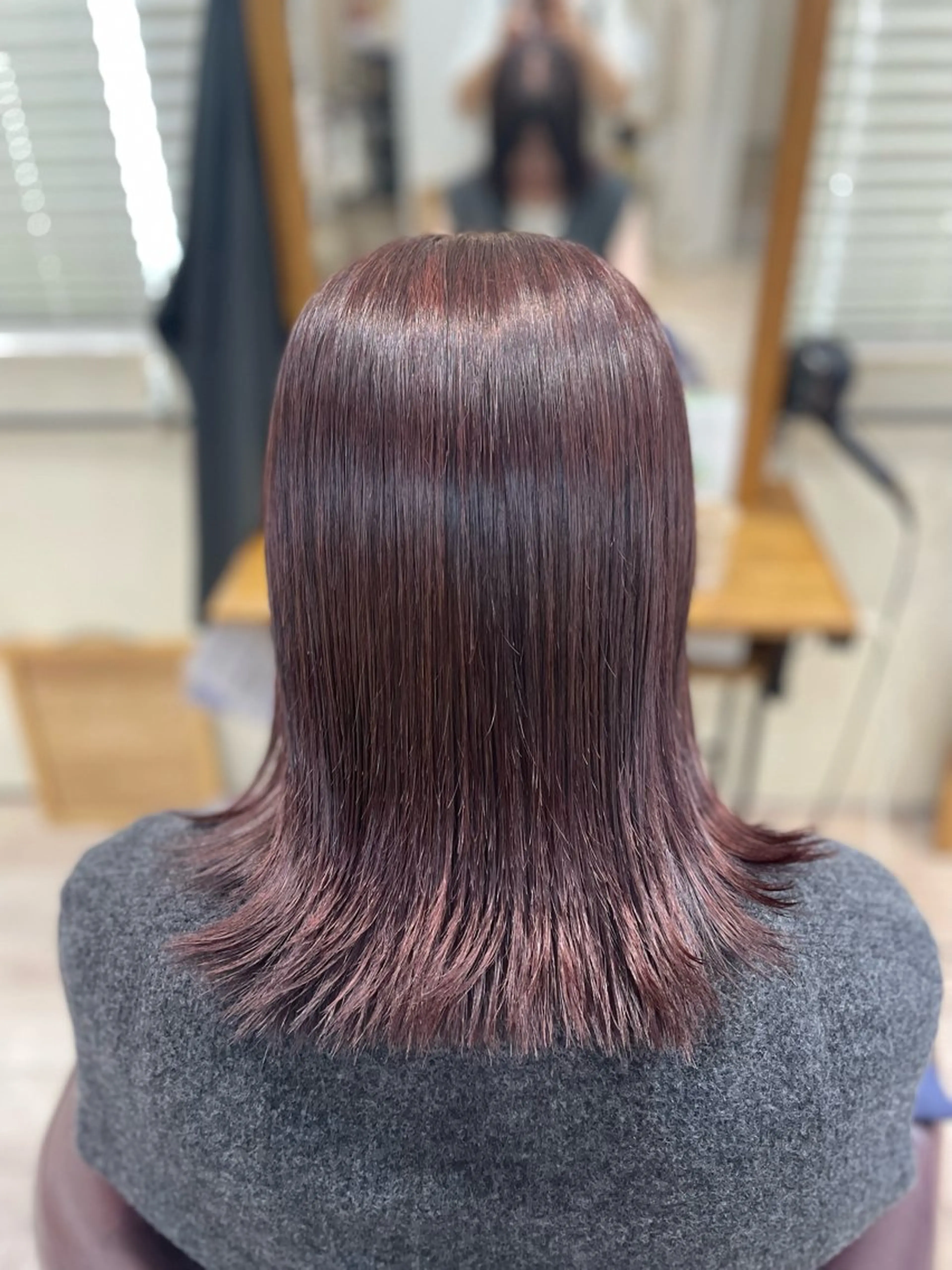 ミディアム 茅野 あゆ美のヘアスタイル