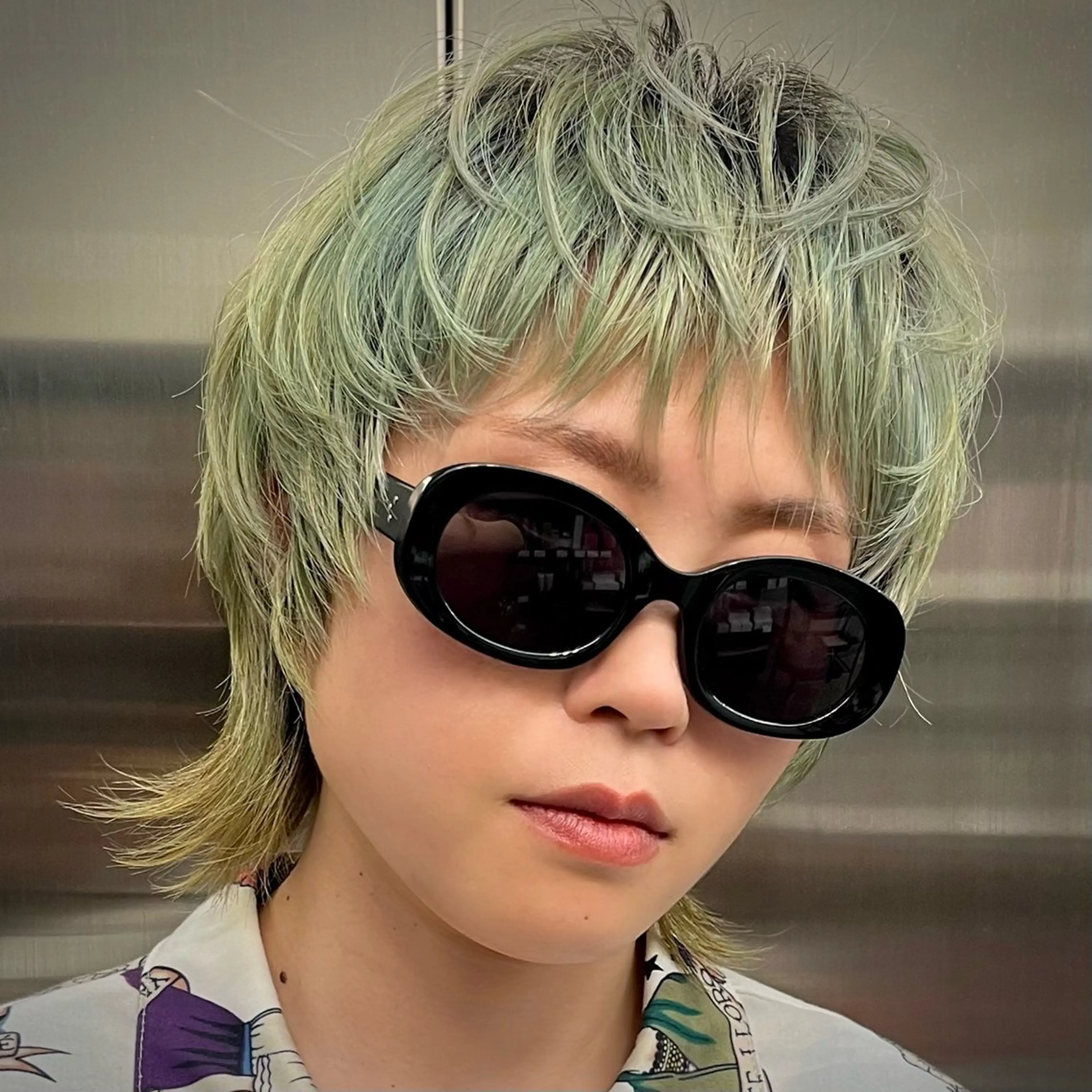 ショート カット ウルフ/レイヤー/ ブリーチカラーのヘアスタイル