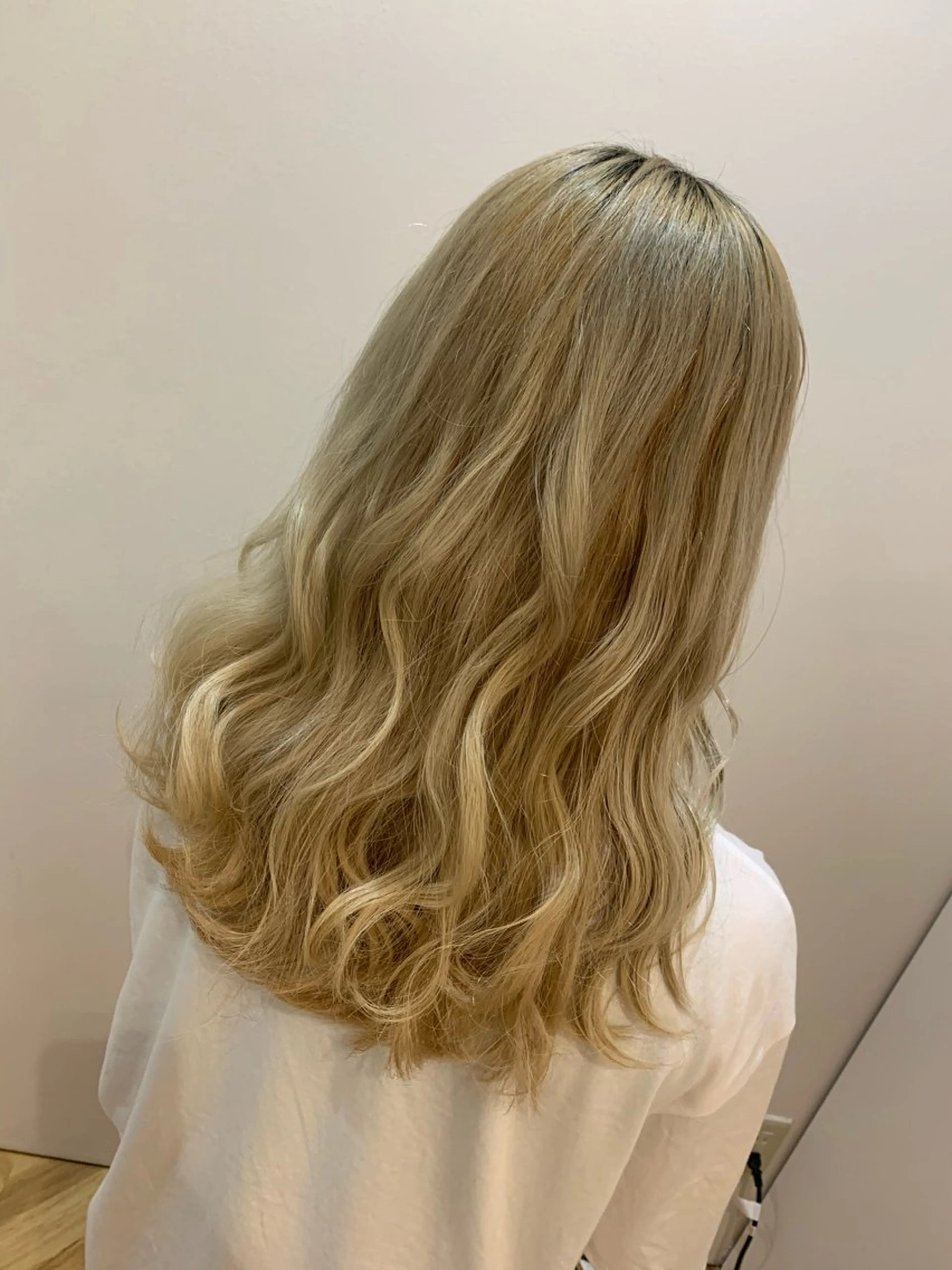 ミディアム Toiro 新宿所属・ハイトーン/透明感 yuinaのヘアスタイル