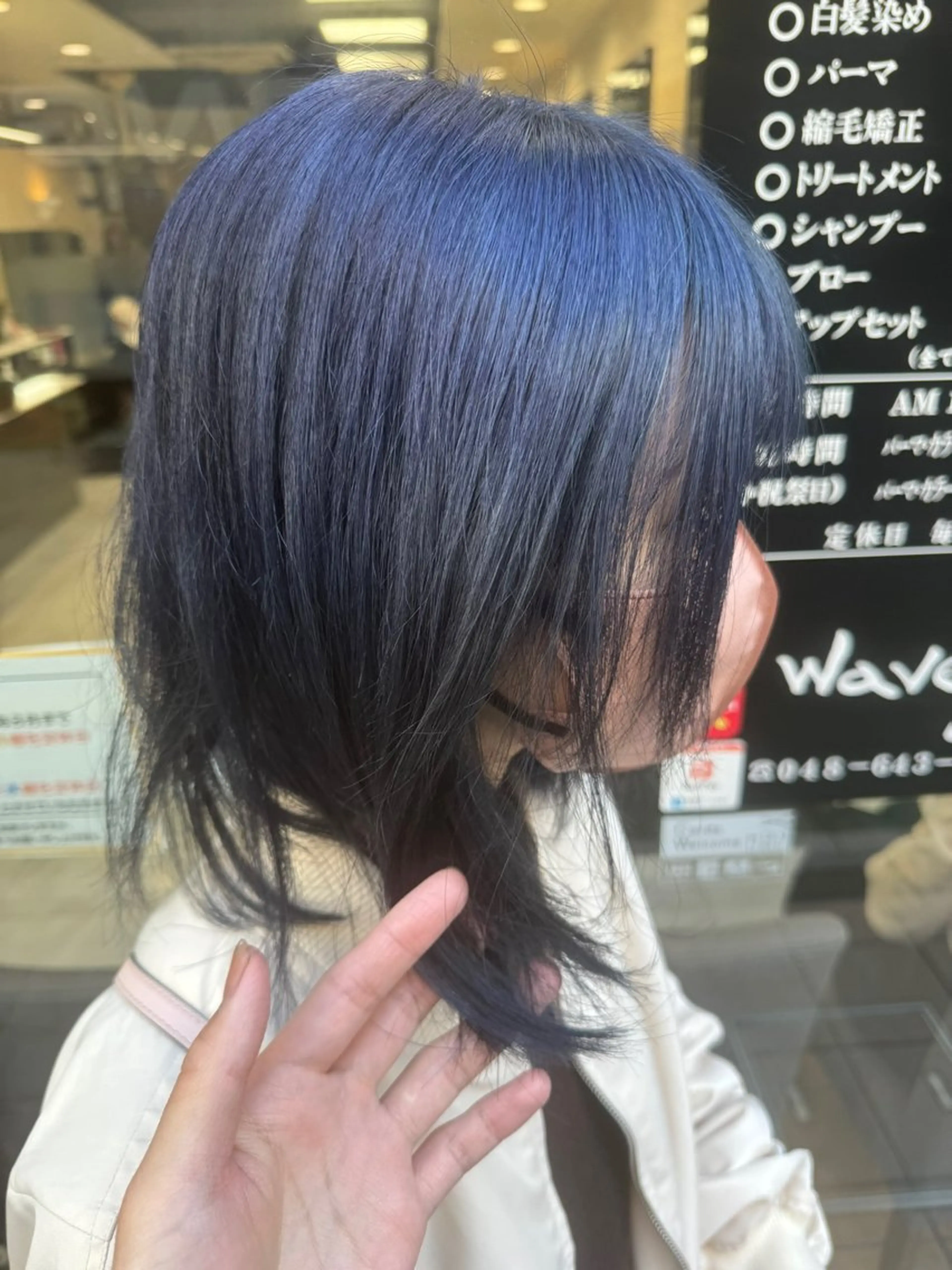 ミディアム カラー ヘアアレンジ 切りっぱなしボブ ブリーチ ブルーカラー デザインカラー ダブルカラー カット ヘアカラー トリートメント Zina 大宮所属・目黒 碧人のヘアスタイル