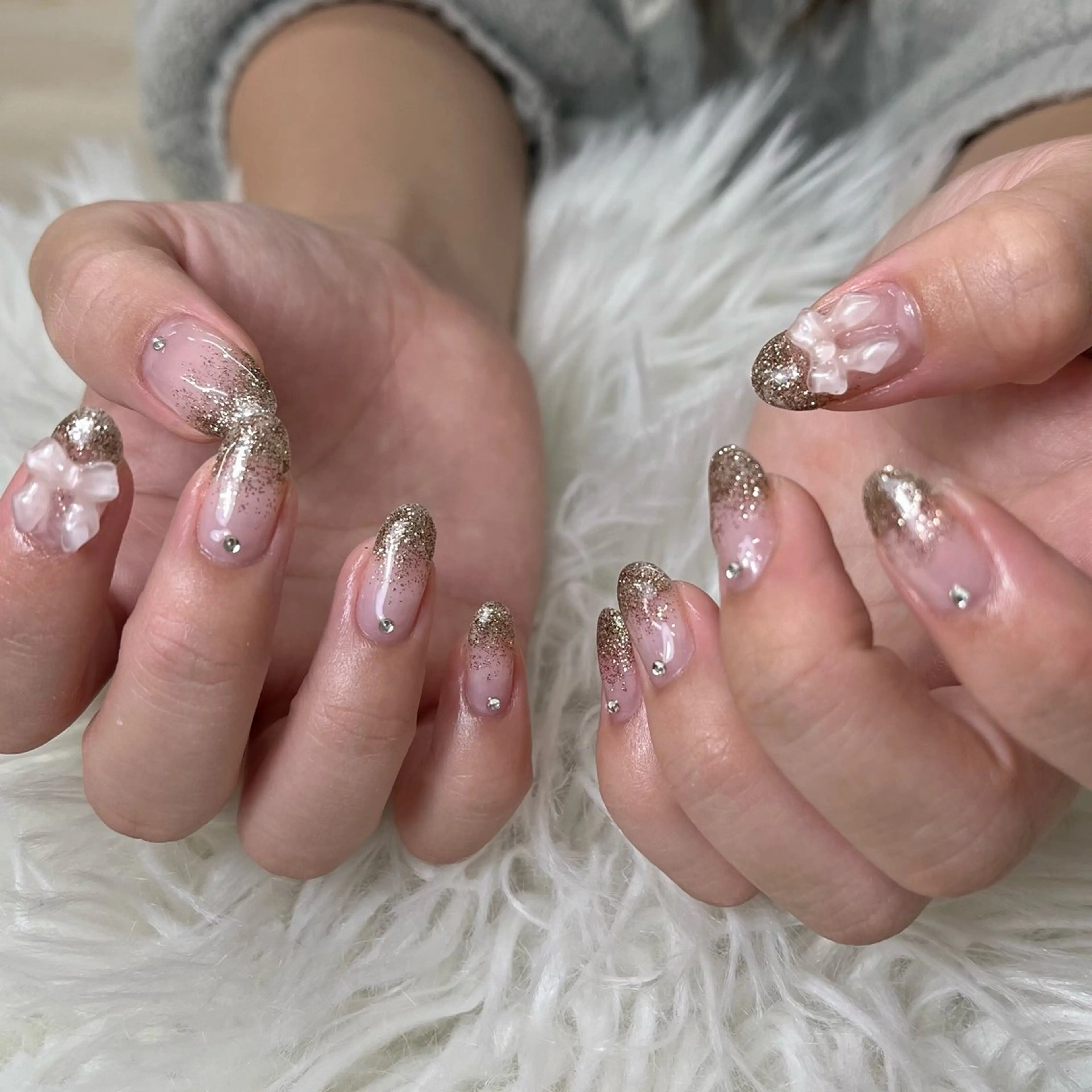 ネイル グラデーション ラメ(グリッター) ラメグラデーション リボン ストーンネイル nail salon &e ayanoのネイルデザイン