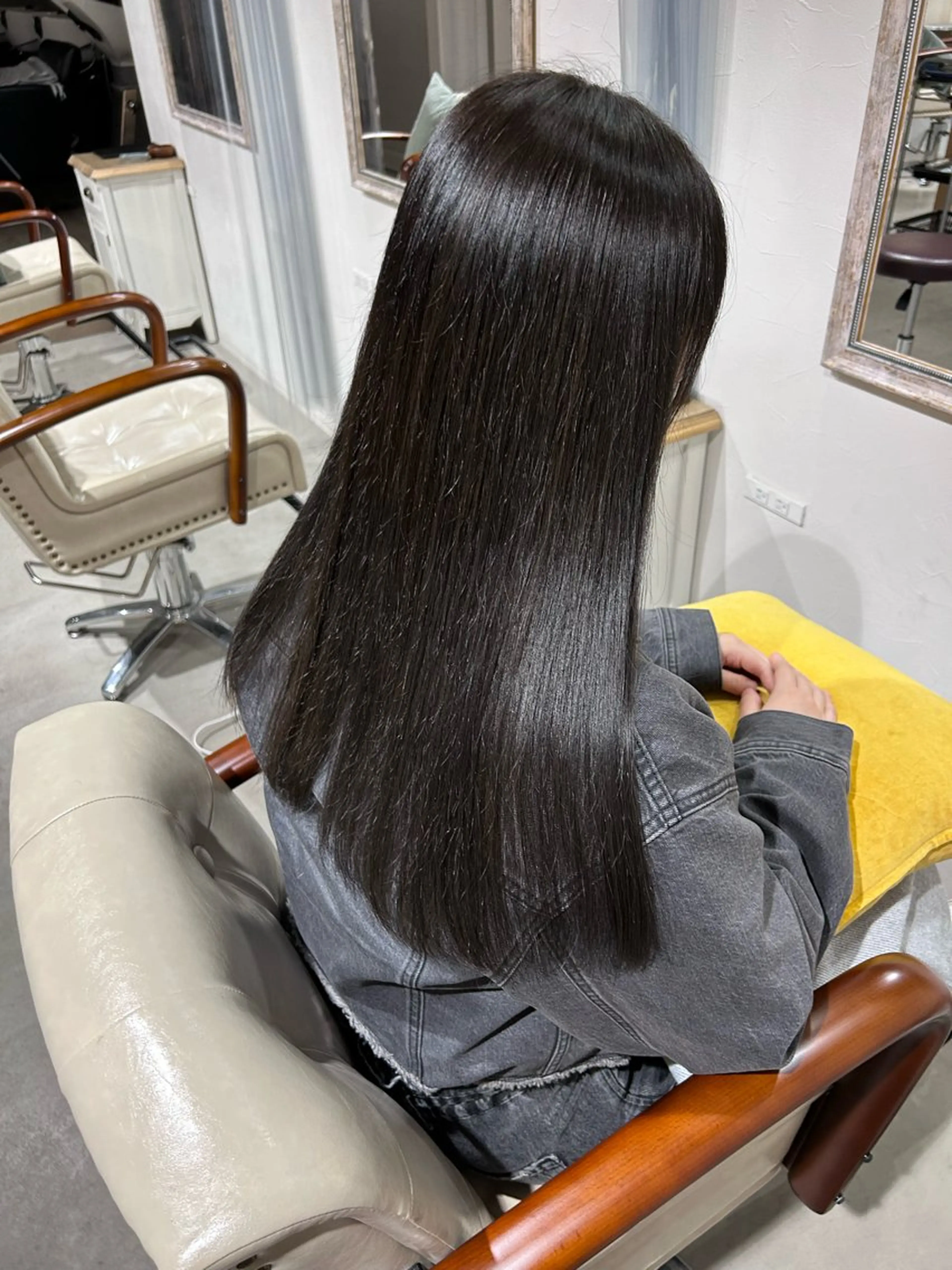 ロング アッシュ 瀬川 夏緒のヘアスタイル