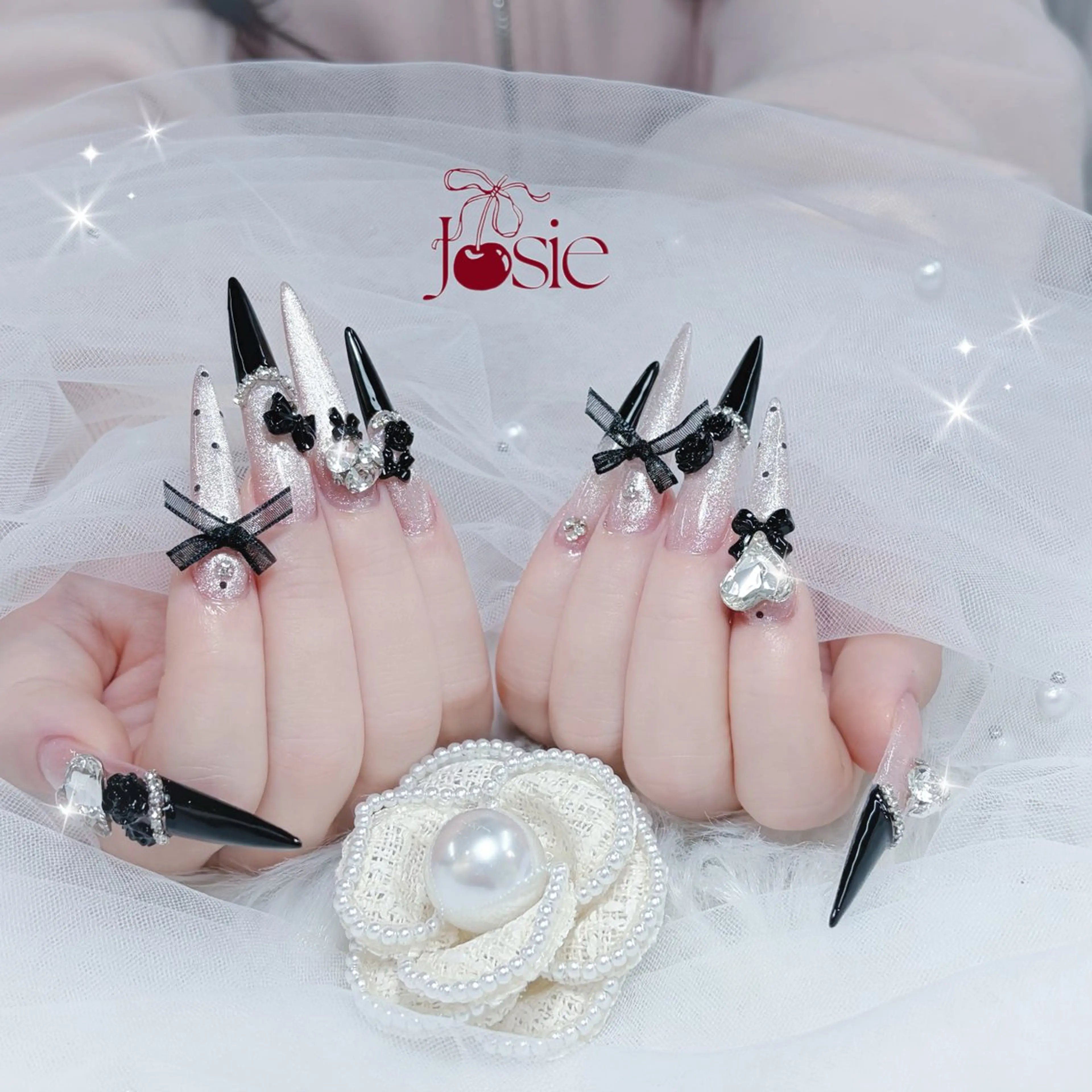 ネイル キラキラネイル 韓国ネイル ロングネイル ワンホンネイル ハンドネイル Josie nail salonのネイルデザイン