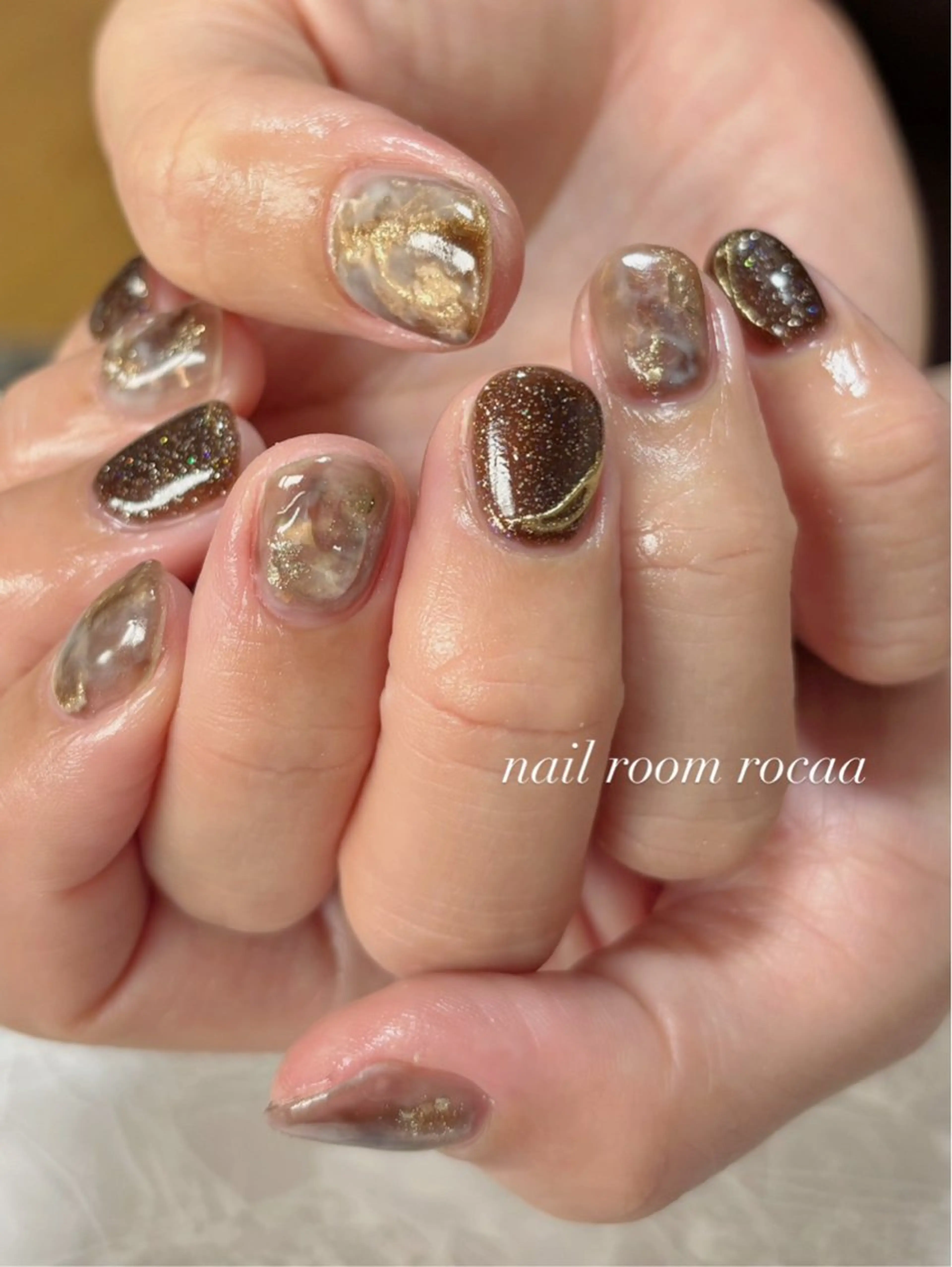 ネイル ブラウン ゴールド ニュアンスネイル ショートネイル ハンドネイル 茂野 恵のネイルデザイン