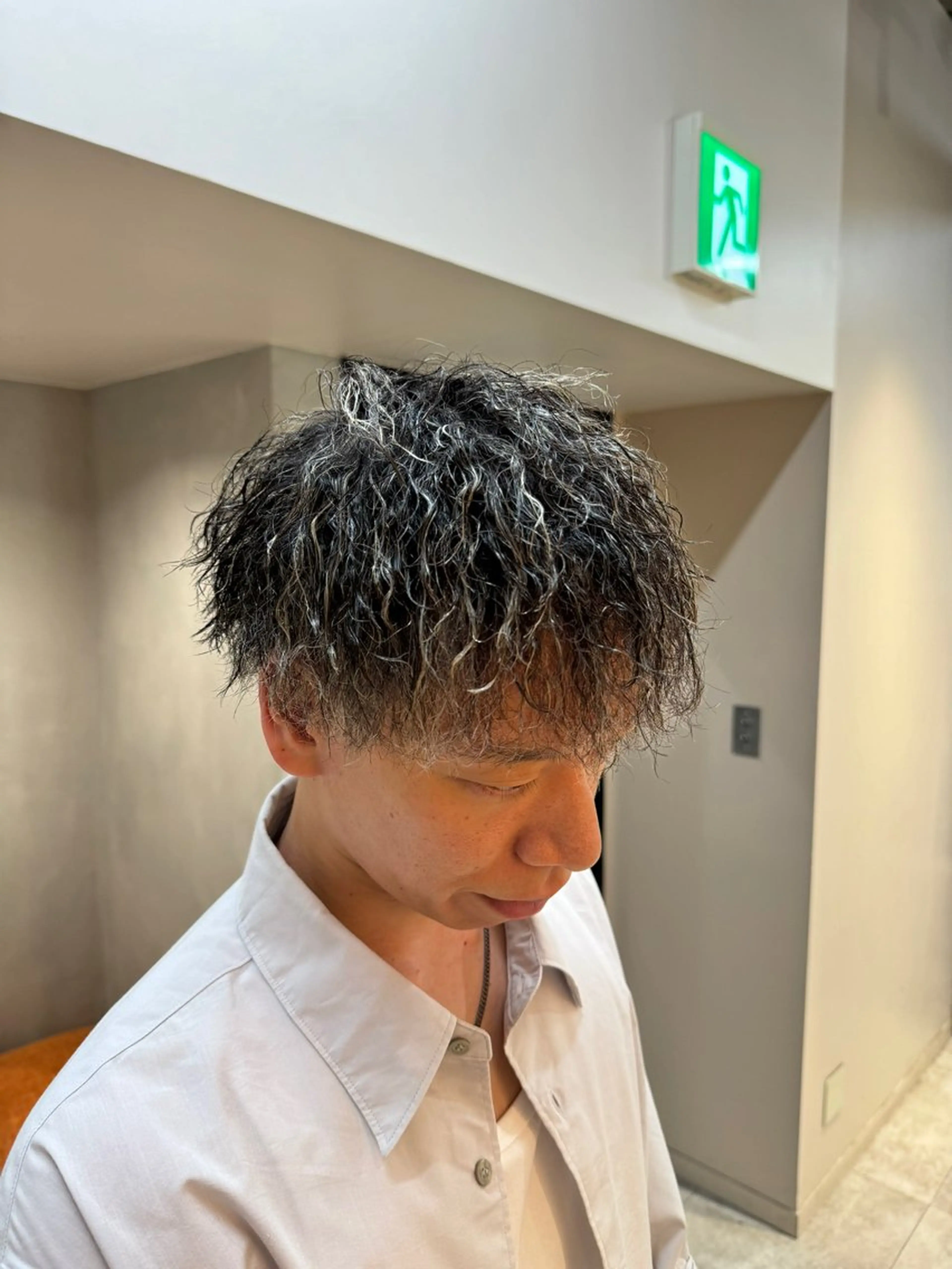 カラー パーマ メンズ メンズハイライト メンズパーマ ツイストスパイラルパーマ ハイライトカラー スパイラルパーマ カット ヘアカラー パーマ メンズ特化 TAKUYAのヘアスタイル