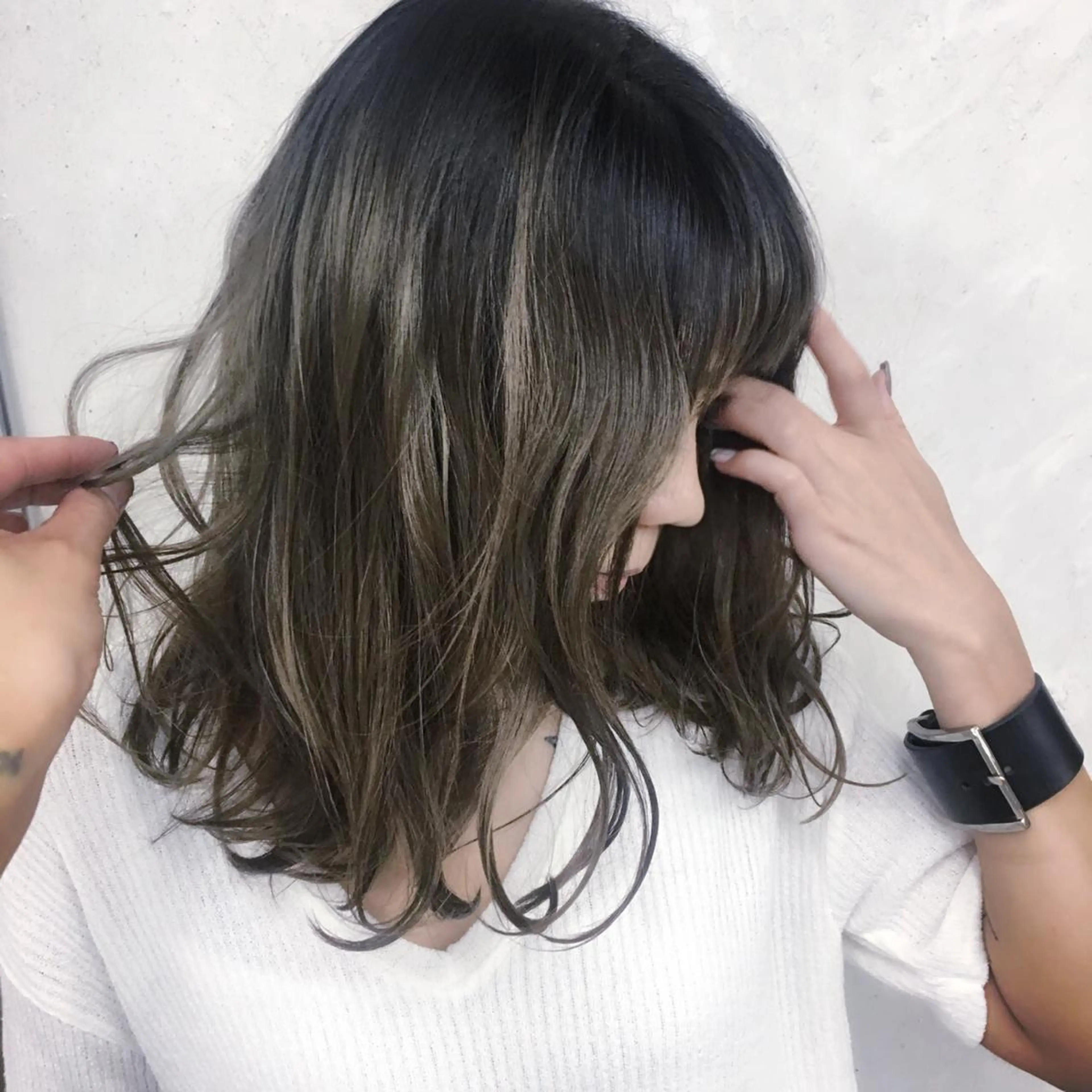 セミロング カラー アッシュ ハイライトカラー ハイライト 恵比寿 内川 賀生のヘアスタイル