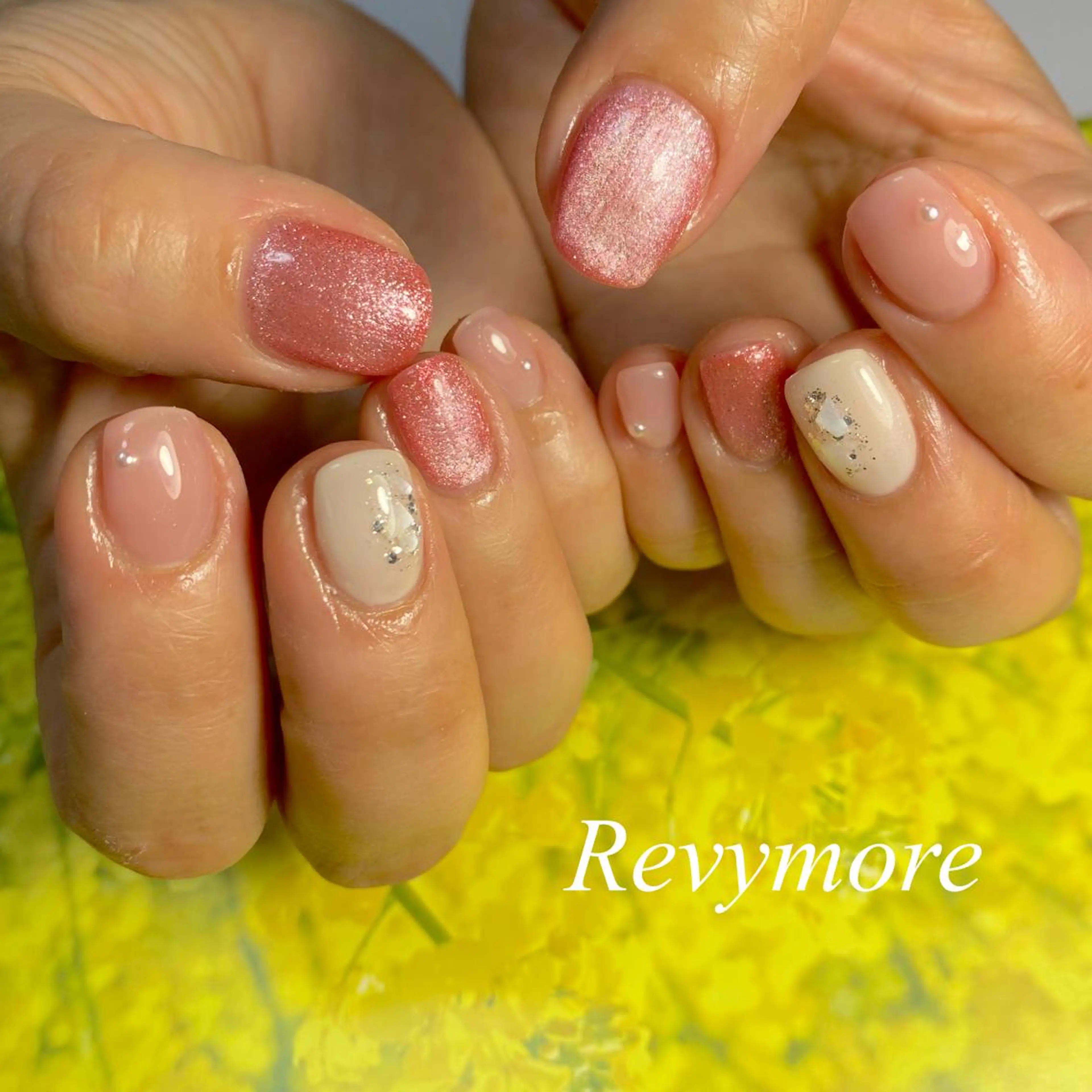 ミディアム ネイル ジェルネイル マグネットネイル ニュアンスネイル オフィスネイル シンプルネイル nail salon Revymore所属・nail salon Revymoreのネイルデザイン