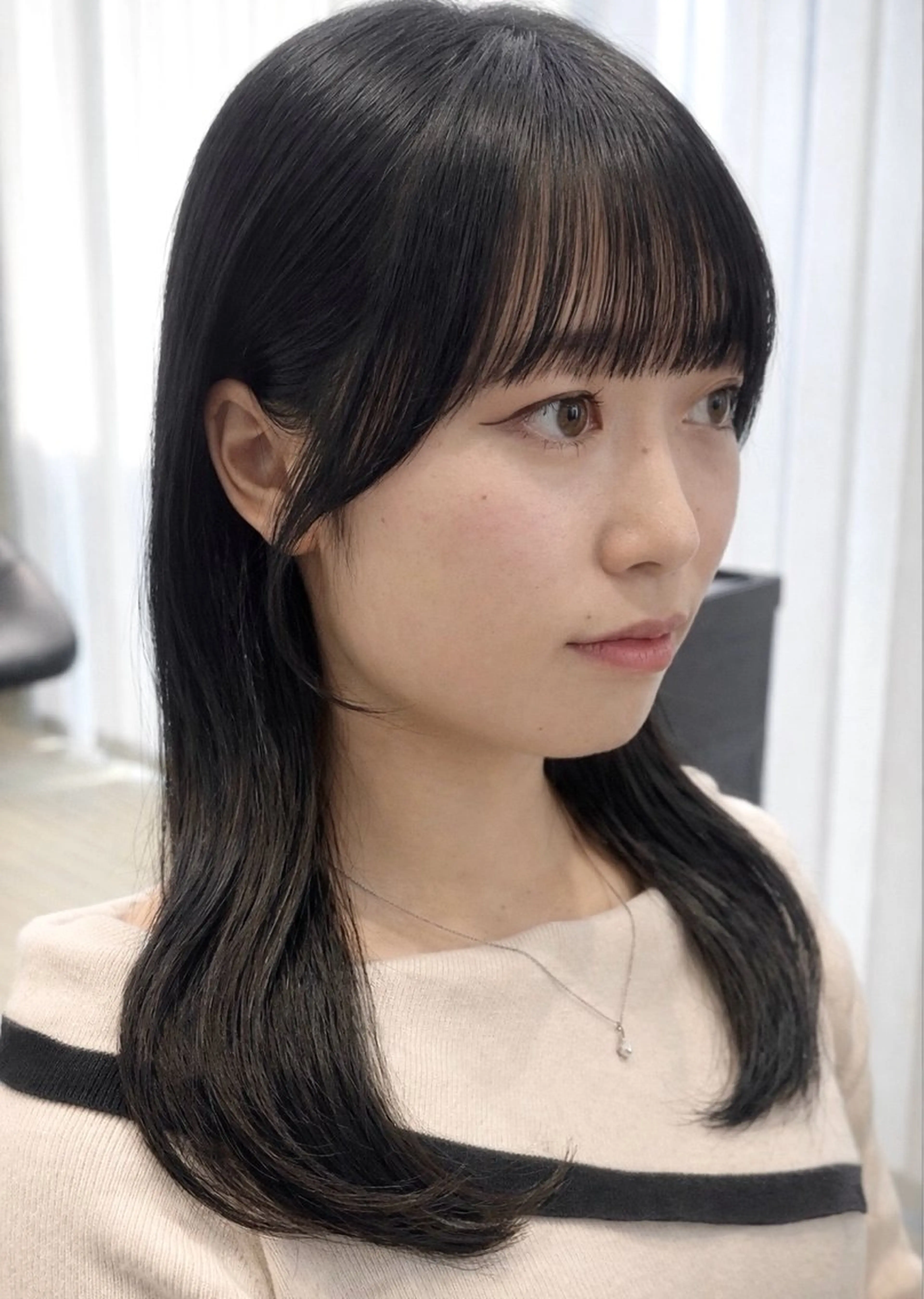 セミロング カラー 似合わせカット サイドバング 小顔カット カット ヘアカラー トリートメント ヘッドスパ ヘアセット 短めショートカット カットモデルのヘアスタイル