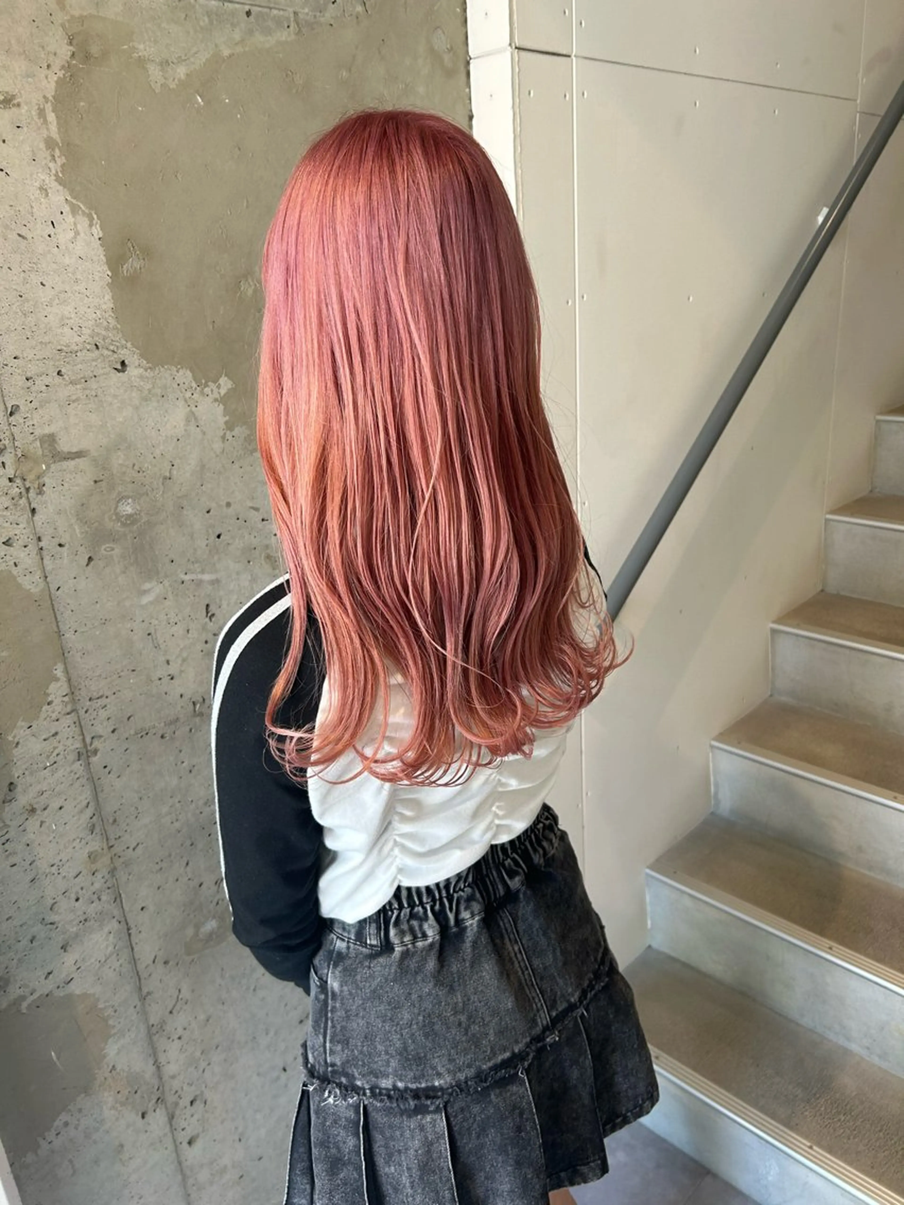 ミディアム カラー ベージュカラー ブリーチ ピンクカラー ピンクベージュ ヘアカラー トリートメント ウルフカット レイヤーカット上柿のヘアスタイル