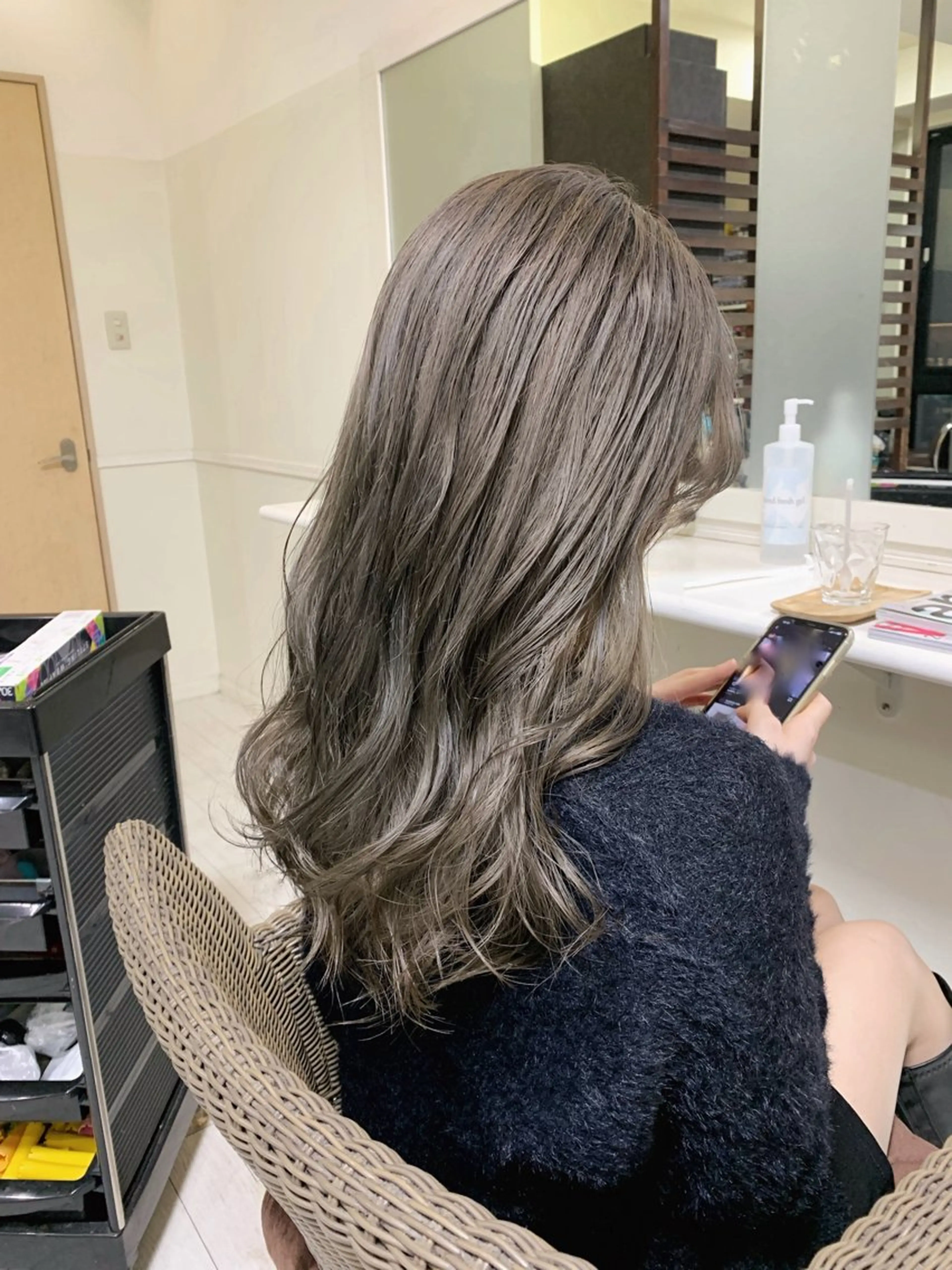ロング カラー アッシュ ベージュカラー ブリーチ デザインカラー ダブルカラー カット ヘアカラー トリートメント マルナ本店 ペコのヘアスタイル