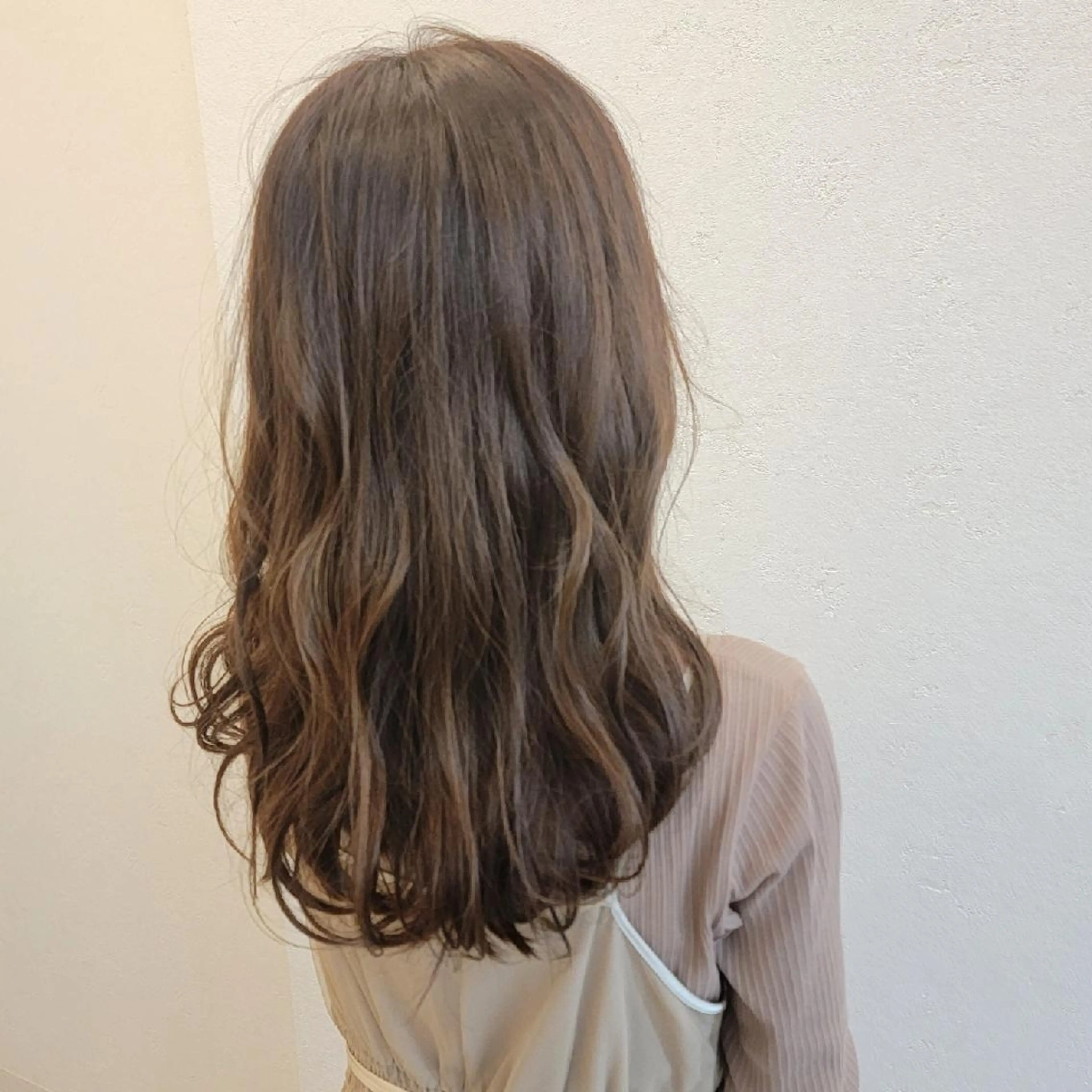 セミロング カラー 浜田りほ Luxbe 博多バスターミナルのヘアスタイル