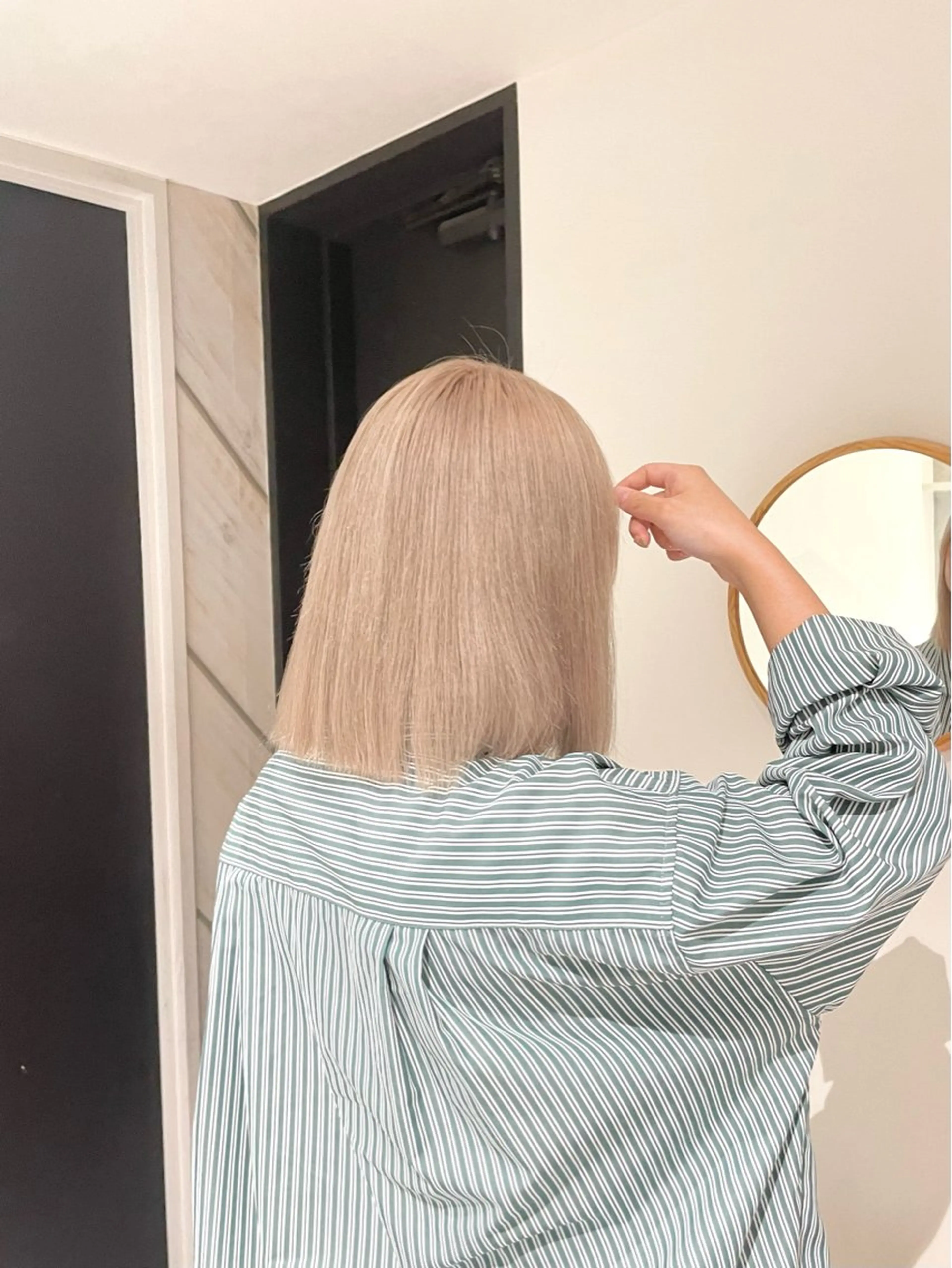 ショート カラー ベージュカラー ブリーチ ホワイトベージュ ヘアカラー トリートメント fuka/梅田/ ミルクティーベージュのヘアスタイル